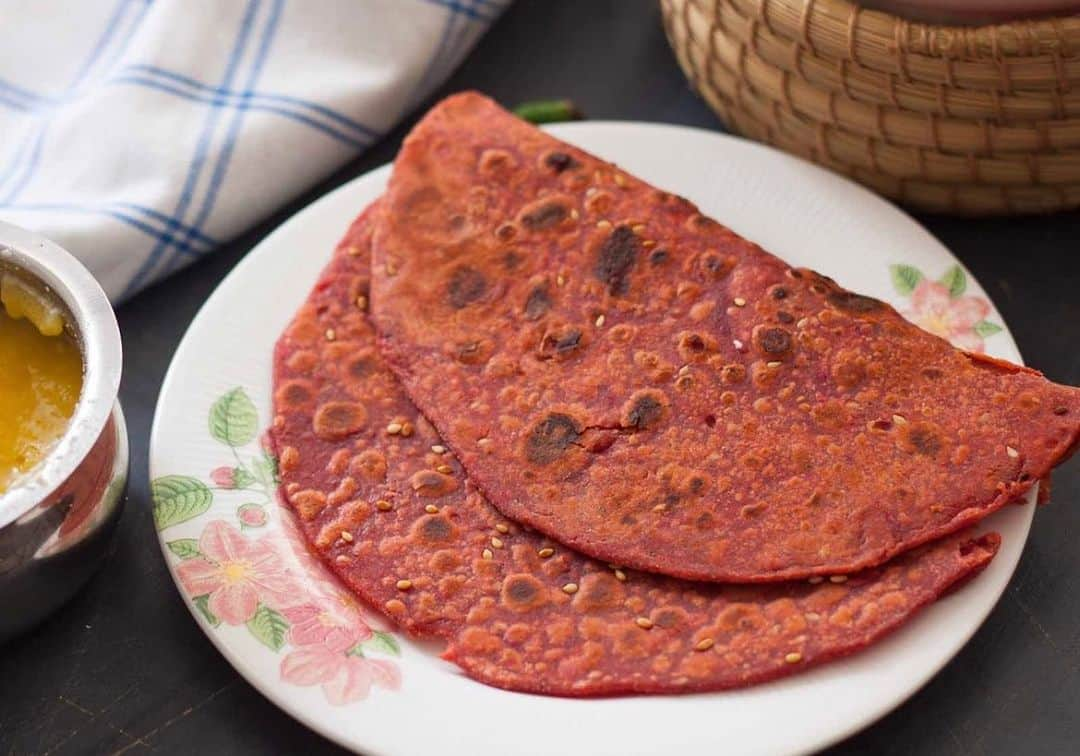 Archana's Kitchenさんのインスタグラム写真 - (Archana's KitchenInstagram)「This beetroot & sesame thepla recipe is a must try that you would totally enjoy having with some hot sabzi for a wholesome meal!  Ingredients 1 Beetroot, grated 2 cups Whole Wheat Flour 1 teaspoon Cumin powder 1 teaspoon Amchur  1 teaspoon Garam masala powder 1 teaspoon Red Chilli powder 3 Green Chillies 1 teaspoon Ghee 3 teaspoons Sesame seeds  Salt, to taste Chilled water, as needed  How to make Beetroot & Sesame Thepla Recipe 👉To begin making the Beetroot & Sesame Thepla Recipe, wash and peel the beetroot skin. Grate the vegetable finely. 👉Take a mixing bowl and add the grated beetroot. Add all the masala powder, salt, and ghee. Mix all the ingredients. 👉Add whole wheat flour into the mixing bowl and knead it to a smooth dough with enough water. 👉Take a small portion of the wheat flour dough and flatten it using a rolling pin to form a flat round dough. 👉Heat the Tawa to medium heat & add the thepla on the hot tawa. 👉Cook the beetroot thepla for about a minute & then flip and cook on the other side for a minute or till done. 👉Apply butter or oil as needed to grease it while cooking. 👉Serve the Beetroot & Sesame Thepla Recipe along with a Besan Kela Subzi, Gujarati Dal, and salad by the side to make it a nutritious meal.  Find 1000+ such recipes on our app "Archana's Kitchen" or website www.archanaskitchen.com . . . . . . #archanaskitchen #chicken #kheema #kheemarecipes #eggrecipes #eggdish #sundaybrunch #brunchrecipes #lunchbox #officelunchbox #kidslunchbox #paratha #curd #homemadecurd #eating #cheesetoast #cheesechilli #homemadefood #eatfit #cooking #food #healthyrecipes #foodphotography #recipeoftheday #comfortfood #deliciousfood #delicious #instayum #food」8月19日 5時12分 - archanaskitchen