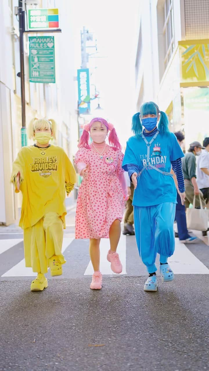 Harajuku Japanのインスタグラム：「15 Fun Tokyo Street Styles w/ Takeshita Paradise, 6%DOKIDOKI Kawaii, HEIHEI, Mikio Sakabe & Lots of Moving  Let us know what you think of the fun looks in this video! We start the video with all three members of super fun Harajuku creator idol group Takeshita Paradise (TakePara). The group has blown up recently (on TikTok and live shows drawing thousands of people), but we’ve known all of them as members of Harajuku’s kawaii subculture scene for several years. In addition to TakePara, we’ve got Harajuku regular Ticomeba, several 6%DOKIDOKI staffers (also from the local kawaii subculture), head NeoDecora Nico, Harajuku’s most loved violin player wearing HEIHEI, several people in Mikio Sakabe bubble sneakers, colorful Sam, and the hopping Head Chef. Please leave a comment and let the people in the video know if you like their styles (and their moves)!!  Everyone in this video: @gameboy_shindi @airidxdxdxdayo @toyboy_daigo @takepara0408 @1mcuteasfuck @no.20513 @ticomeba.ito @twinkle.pink_ @u_inkzzz @o1o8._ @emiry__yyy @chami0725mn @osushitabetaiiiii @lullaby_loosely @sam_goodridge @shitt.pchan  #kawaiifashion #6DOKIDOKI #JapaneseStreetwear #streetstyle #streetfashion #fashion #kawaii #竹下パラダイス #JapaneseFashion #JapaneseStreetFashion #JapaneseStreetStyle #Japan #Tokyo #TokyoFashion #原宿 #Harajuku #ファッションウィーク #ストリートファッション #ストリートスタイル #ギャル #HarajukuFashion #HEIHEI」