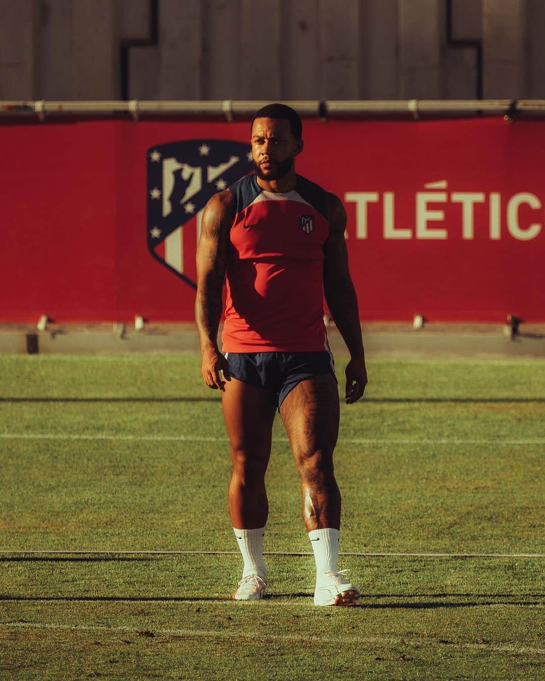 メンフィス・デパイのインスタグラム：「Getting ready for the next one! ⚽️🏟️」