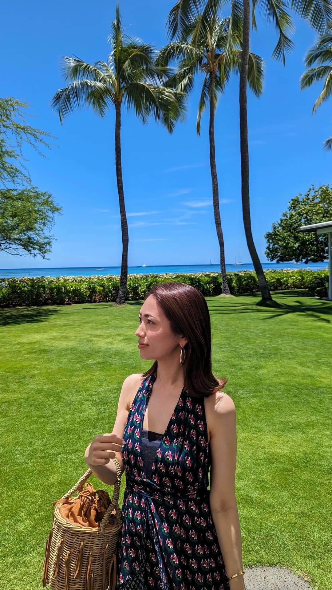 安岡あゆみのインスタグラム：「. in Honolulu🌴 久しぶりのハワイに家族みんなで来れて幸せ☺️🌺 ハレクラニからの絶景とパパイヤボートの美味しさに感動🥹 . . #hawaii #hawaiitrip #honolulu #halekulani #halekulanihotel #ayumi_y_gourmet #ayumi_y_travel #ハワイ #ハワイ旅行 #ホノルル #ハレクラニ #ハレクラニホテル #ワイキキ」