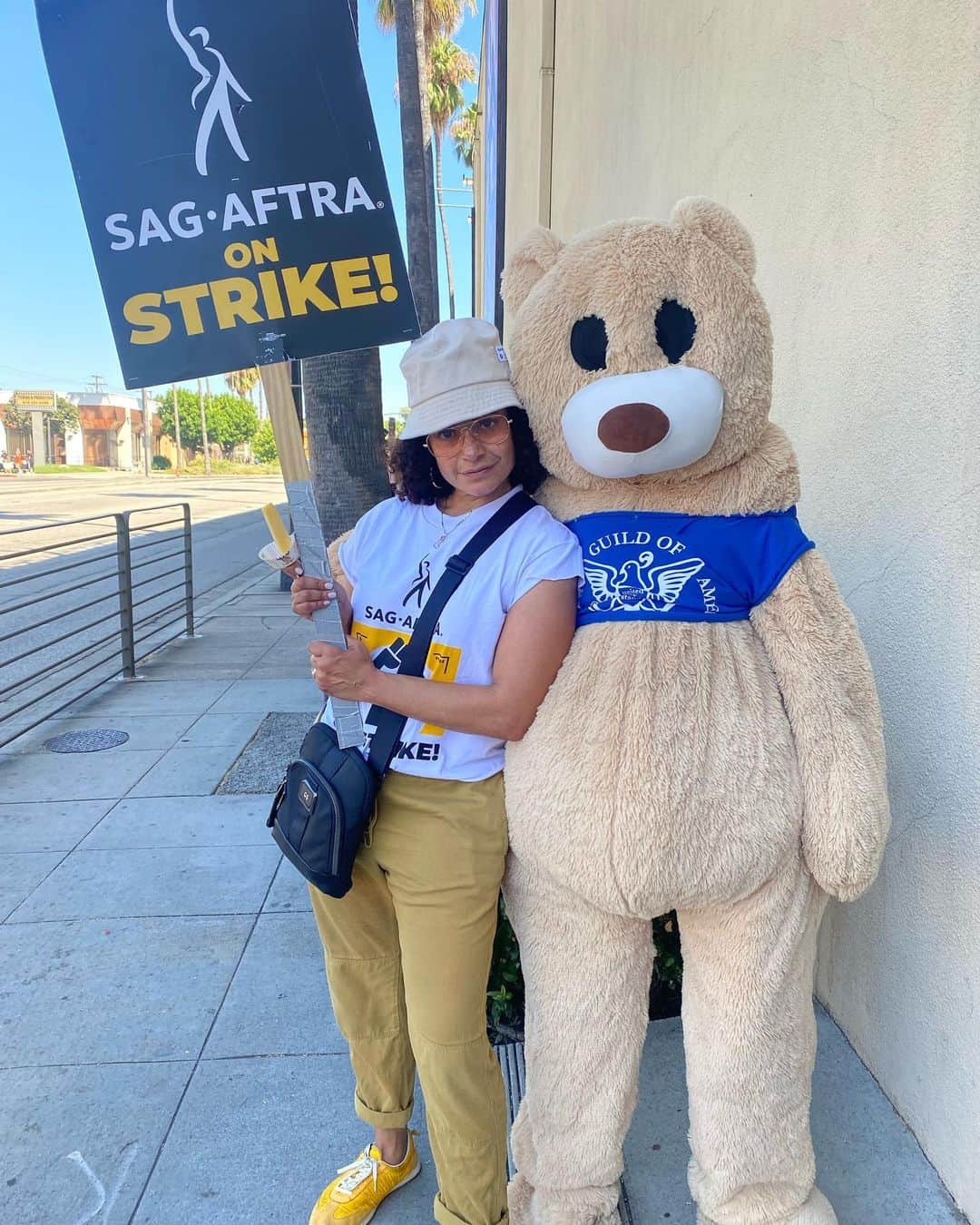 ジュディ・レイエスのインスタグラム：「Latino Creatives coming out full force today! Brilliant to see all the faces. New and familiar. Solidarity. Motivating. Inspiring. PROUD! @wgawest @sagaftra @latinasactingup #migente ✊🏽♥️👑🇩🇴」
