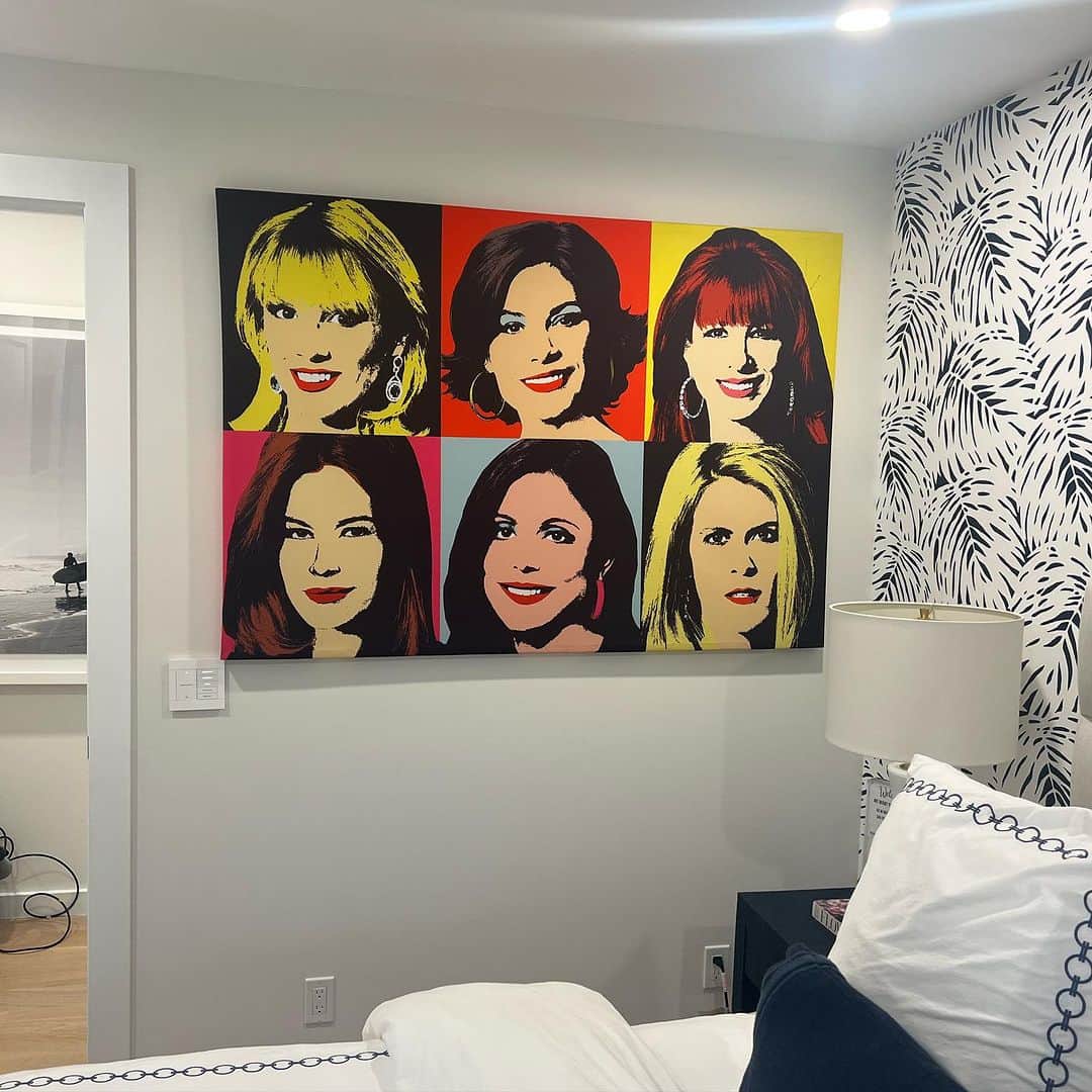 ヘザー・マクドナルドのインスタグラム：「My bedroom. See you tonight for my Live JuicyScoop it’s going to be epic. @mrsjillzarin @hannahberner @countessluann #juicyscoop tix in bio」