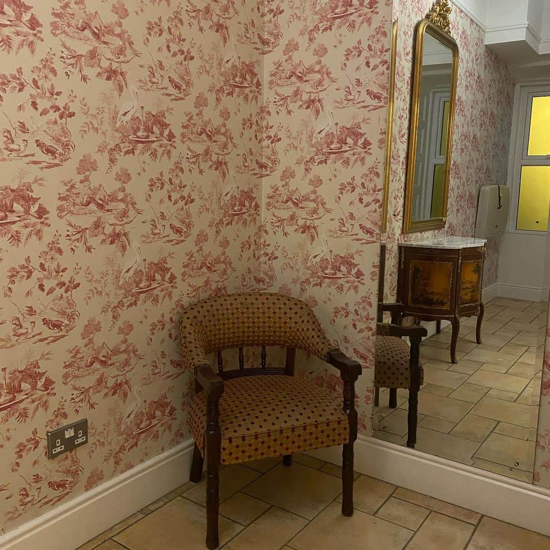 シアラ・ブラヴォさんのインスタグラム写真 - (シアラ・ブラヴォInstagram)「cuck chair, mullingar ireland.  not pictured: me vomiting side of the road. (carsick.)」8月19日 11時23分 - ciarabravo