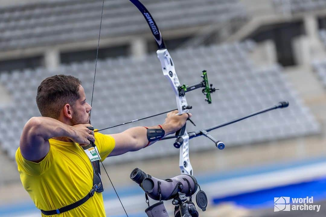 マルクス・ヴィニシウス・ダルメイダのインスタグラム：「Feliz de como trabalhei a minha mente hoje, não foi um dia fácil para competir. A bandeira apontava para eu um lado e as flechas iam para o outro, atirar em estádio é desafiador.   Estou na semi final da 4° etapa da copa do mundo de Paris, domingo a partir das 10:00 da manhã horário do 🇧🇷, continuarei em busca dos meus melhores disparos 🏹  Vou deixar o link do ao vivo nos storys! . @petrobras #TimePetrobras @cdafab @wiawis_archery @beiterarchery @truball_axcel @clubedisparabrasil @brasilarco.oficial #BolsaAtleta @esportegovrj @timebrasil」