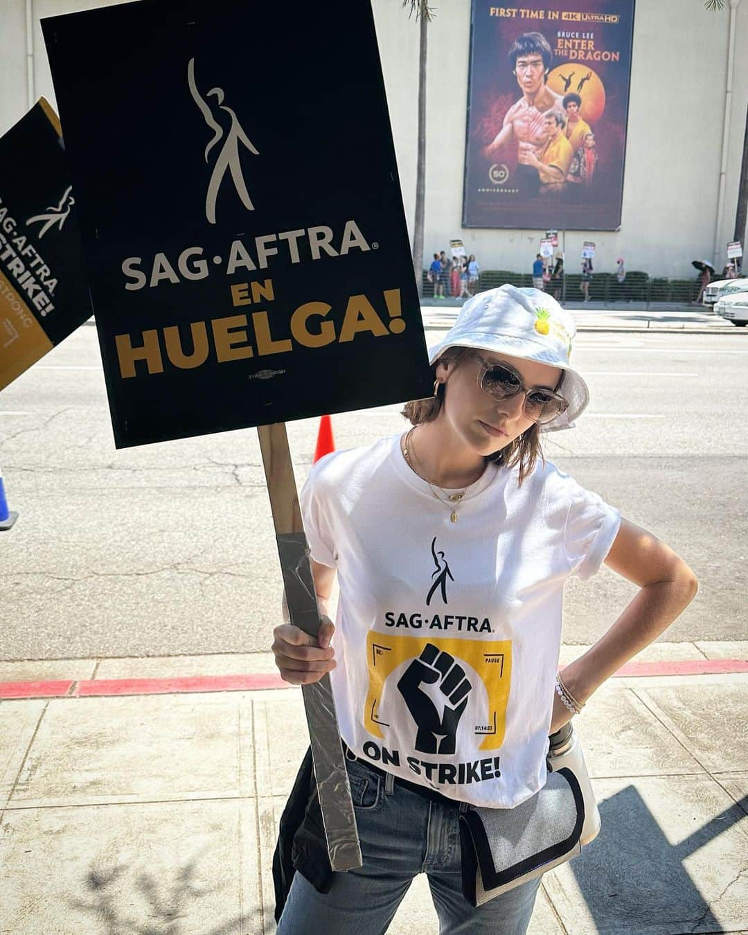 カミーラ・ベルのインスタグラム：「Vammooossssss #united #unidos #sagaftra #sagaftrastrong #wgastrong」