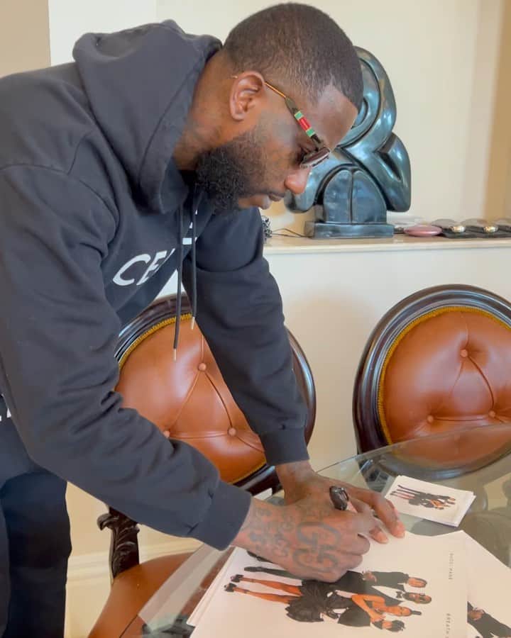 グッチ・メインのインスタグラム：「Fan packs signed cds vinyl and merch are available now for pre order and tix are available now for 10/17 show in atl link in bio 🥶🥶 leggooooo #1017」