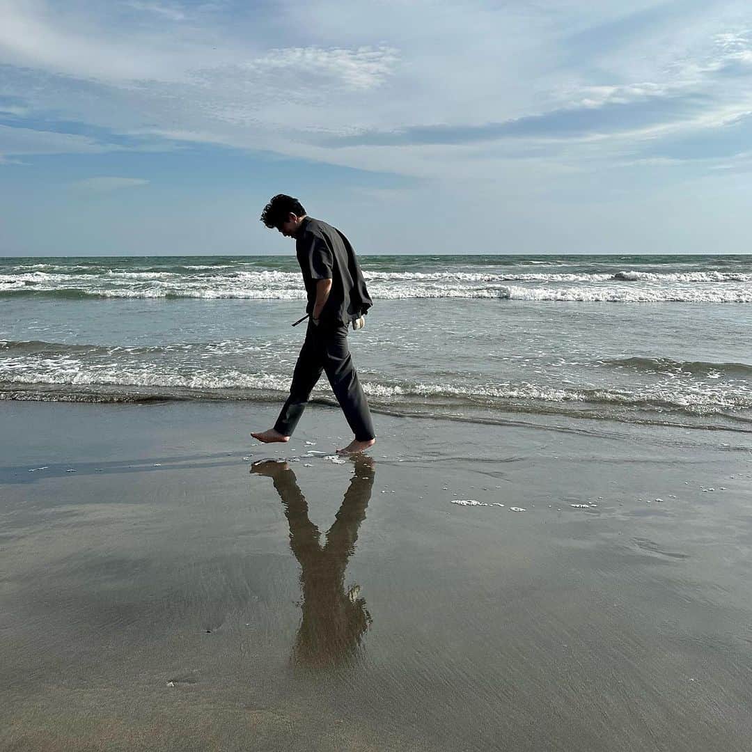 吉沢悠さんのインスタグラム写真 - (吉沢悠Instagram)「． 海が好き。 最近よく耳にする〈アーシング〉というのが、砂浜で出来るみたいです。  裸足で砂浜を歩くことで、身体の中の「電磁波」が足裏を通って地面に抜けていくとか。  裸足で歩いているだけで、心が軽くなるのを感じます。  #鎌倉 #アーシング #裸足 #kamakura  #earthing」8月19日 6時31分 - hisashi_yoshizawa