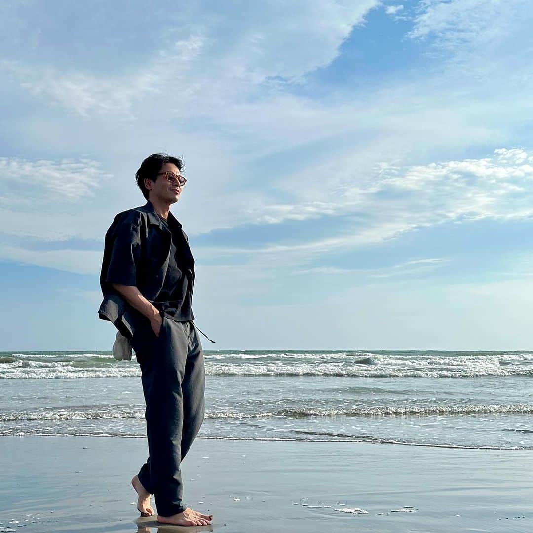 吉沢悠のインスタグラム：「． 海が好き。 最近よく耳にする〈アーシング〉というのが、砂浜で出来るみたいです。  裸足で砂浜を歩くことで、身体の中の「電磁波」が足裏を通って地面に抜けていくとか。  裸足で歩いているだけで、心が軽くなるのを感じます。  #鎌倉 #アーシング #裸足 #kamakura  #earthing」