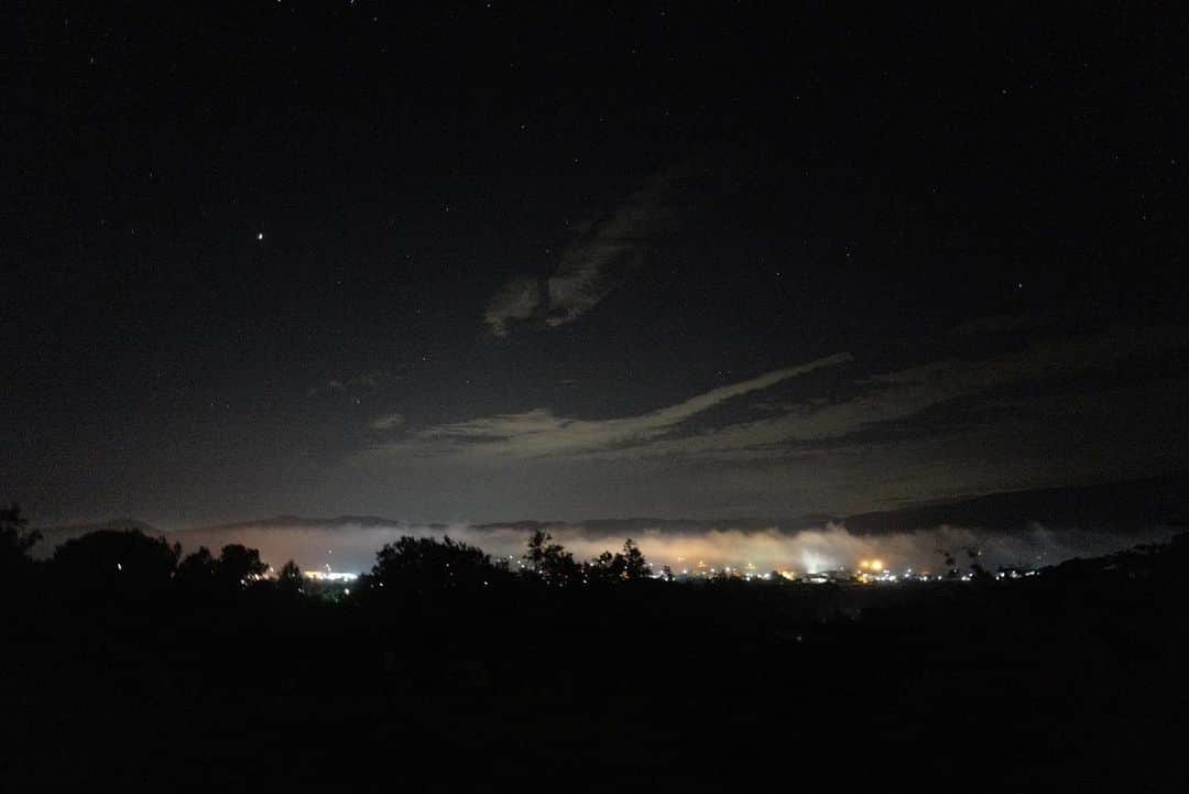 行方 久子 Hisako Namekataさんのインスタグラム写真 - (行方 久子 Hisako NamekataInstagram)「. 美しい夜。  空には驚くほどたくさんの星たち 町の上には雲海。  1ポスト前と同じ場所、夜バージョン。」8月19日 6時32分 - hisakonamekata