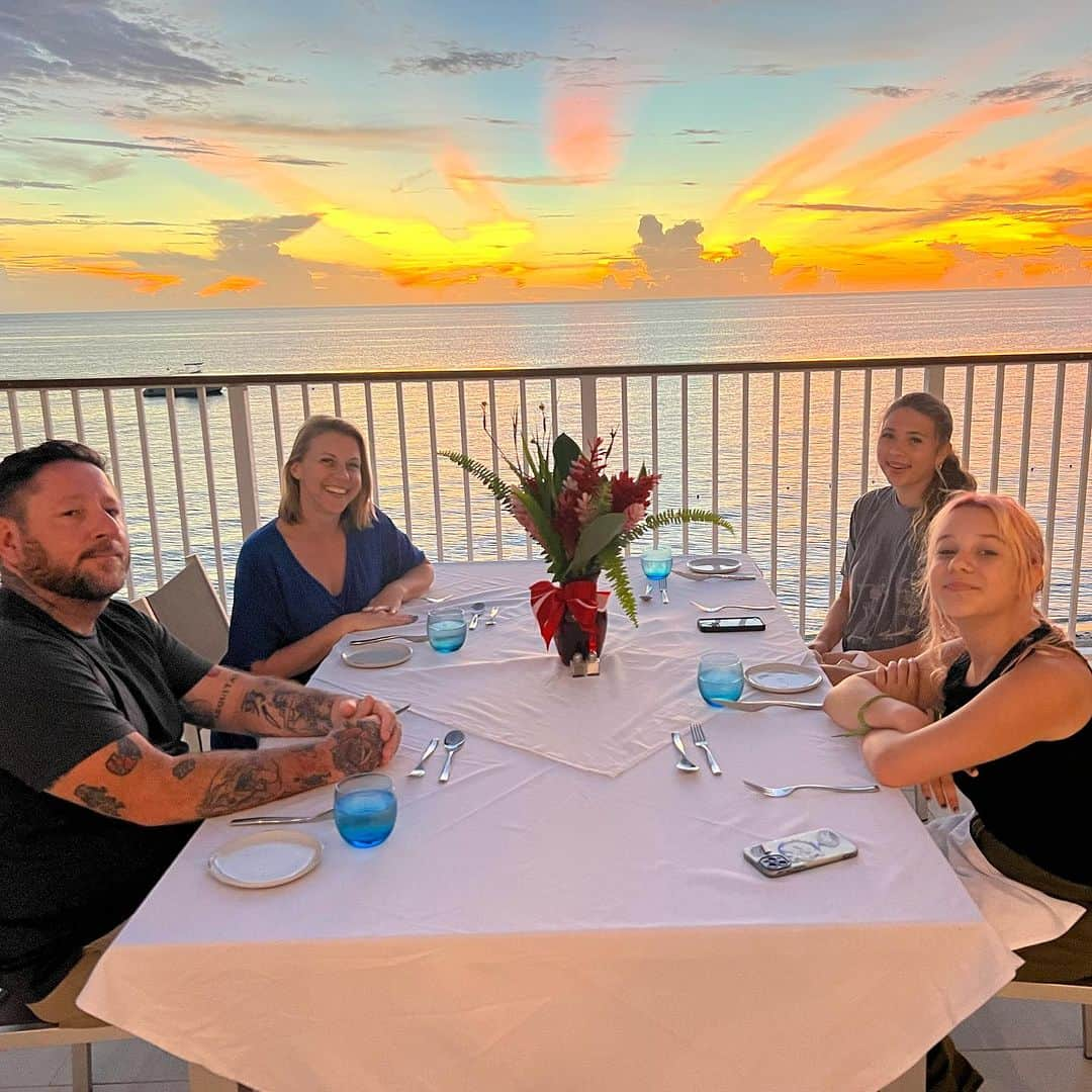 ジョディ・スウィーティンさんのインスタグラム写真 - (ジョディ・スウィーティンInstagram)「We had the best time at @beachesresorts with the whole family getting to relax, recharge and spend some quality time together while getting entertained the entire time! We went to go on a catamaran cruise with @islandroutes and went cave snorkeling AND cliff jumping!! One of my favorite parts was our privately prepared meal on our very own rooftop patio of our villa! They prepared us lobster tails, fresh on our rooms BBQ! It was a really cool experience. And delicious. 🤤 We can’t wait to go back! #BeachesNegril #GenerationEveryone #wonderthisway」8月19日 6時36分 - jodiesweetin