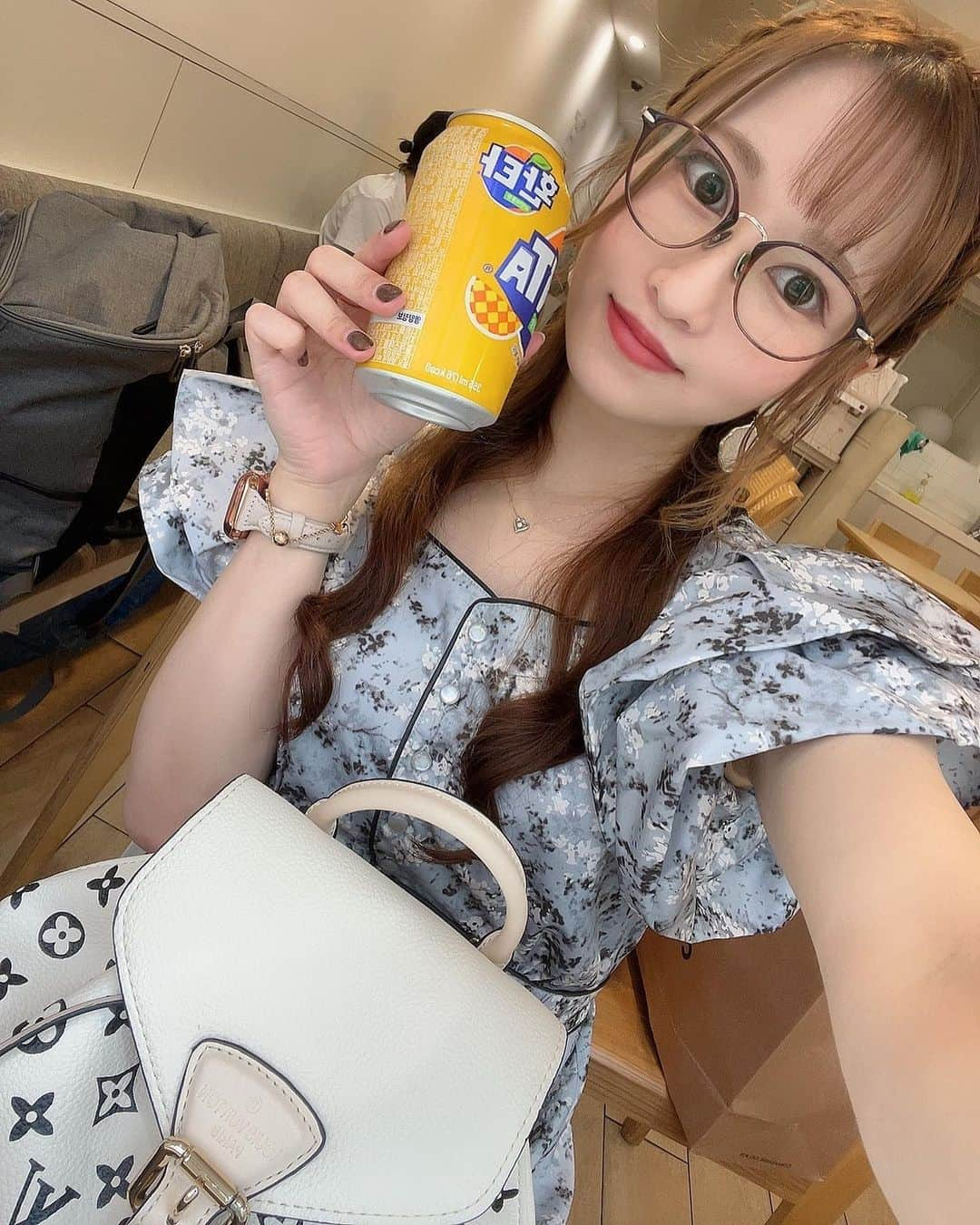 白宮奈々のインスタグラム：「. 先日、韓国旅行に行ってきました✈️ . でも、韓国らしい写真が全然なく… 普通の自撮りでごめんなさい🙇‍♀️💦 . 韓国では、欲しいって思ってたコスメや 韓国でしか買えない靴やアクセサリーを 購入しました☺️✨ . 服も欲しかったんだけど… あんまり欲しいのが無くて買えなかったの🥺 . . プライベートで海外に行くのは コロナの関係もあり 久々だったので本当に楽しい時間でした✨ . また近々、海外旅行や国内旅行できると良いなぁ❤️ . . . 皆さんはお盆休みや夏休みは 何をされましたか？？✨ . . . . #ミスFLASHグランプリ  #ol女子 #オフィスカジュアル  #働く女性 #てぃっくとっく  #童顔女子 #低身長女子 #低身長  #低身長コーデ #かわいいものが好き #ファッション #ファッションコーデ  #ヘアアレンジ #ヘアスタイル  #韓国 #韓国旅行 #韓国コスメ」