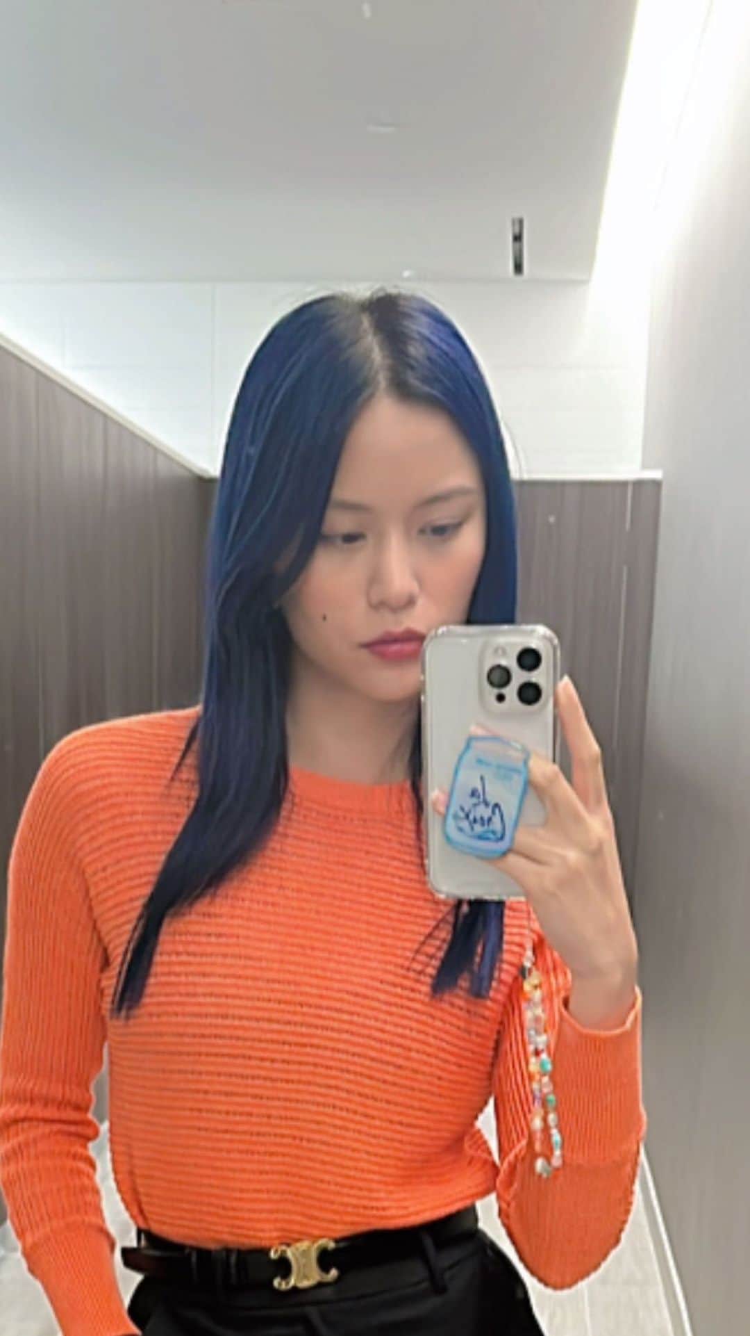 Yukiのインスタグラム：「The blue is back! 💙 I wanted something suitable for fall & winter so I thought blue black would be perfect! I love that my hair looks black in dim lighting and blue in the daylight 🥰   #coloredhair #newhair #blueblackhair #bluehair #haircolour #haircolor #haircare #hairdye」