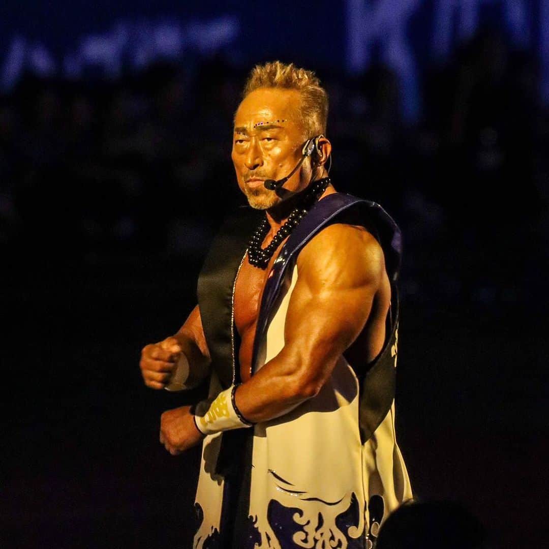 のインスタグラム：「空手のライバルって  キックですか？  ボクシングですか？  MMA(総合格闘技)ですか？  と訊かれたら  こう答えます😁  ボクたちのライバルは  プロ野球やJリーグです😁  ボクは大阪出身なんで  阪神タイガースのファンだと自動的に思われてる様ですが  ボクはプロアマ含めた  《野球》のファンなんです😁  今回そのプロ野球12球団の中から  角田信朗に《応援総長》という白羽の矢を立てて下さったのが  横浜DeNAベイスターズと  ベイスターズファンの皆様でした😁  《横濱漢祭》初日  横浜スタジアムは燃え上がりました🔥🏟️  62年生きて来て  本当にいろんな経験をさせて頂きましたが  こんな大きな会場で  こんなド派手な演出で  こんな大観衆の前でパフォーマンスさせて頂き  そして最後に  地鳴りのような《角田コール》が沸き起こった事💫  初めての体験でした😭  応援総長って  本当に頑張って生きてる人間にしか出来ないお役目なんだけど  ボク自身には  頑張っているという感覚はありません😅  好きな事を  一生懸命にやっているだけのことです😁  3連戦幸先の良い1勝で先行したベイスターズ💫  戦いはどれだけ激しくても良いから  ルールに則り  ルールをリスペクトし  マナーを守って激突するからこそ  スポーツは素晴らしいのです😁  今日も  角田信朗は全力で《横濱漢祭》を応援します‼️  写真　@cadis_momo  . . #横浜DeNAベイスターズ  #横濱漢祭  #横浜スタジアム  #花の慶次  #化学反応  #攻めまくれは武士ノ花  #よっしゃあ漢唄  #悔しい気持ちは次の戦いのエネルギーに」