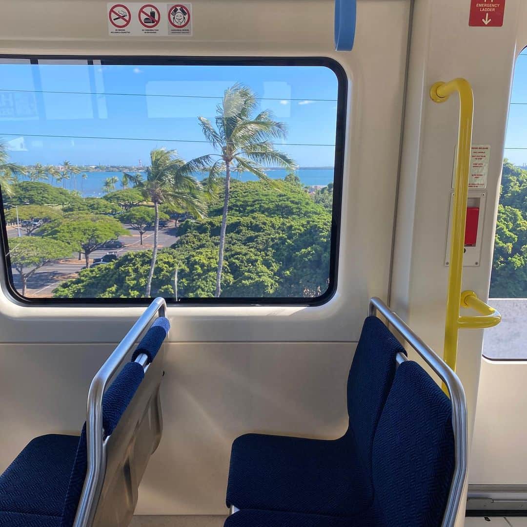 工藤まやさんのインスタグラム写真 - (工藤まやInstagram)「ハワイ初の鉄道スカイラインに乗車。全く用事はなかったが！今後アラモアナまで伸びる予定でそうなると観光客にもきっといい足となるに違いない。ハワイの景観を邪魔する高架鉄道に賛否両論ありますが、(てか、私もいらね、と思ってたし)出来てしまったんだもん。受け入れますよ。今のハワイが大好きだから、新しいものにどうしても臆病になってしまう。それでも時代には上手に付き合っていかないととも思う。で、どうだったかって言うと、もうどこもかしこも窓窓窓で車窓がハワイの美しい景色をびゅんびゅん見せてくれる❤️なになにいいじゃん！楽しいじゃん、と大満喫。 燃えてしまったラハイナがこれから再建するにあたり、いろんな問題にぶつかるだろうと思う。けれど、住民が、いいじゃん！と思える町にしてほしい。じゃなきゃ困る！  #skyline #スカイライン #ハワイ #にしてもがらがらでした」8月19日 7時53分 - mayahawaii325