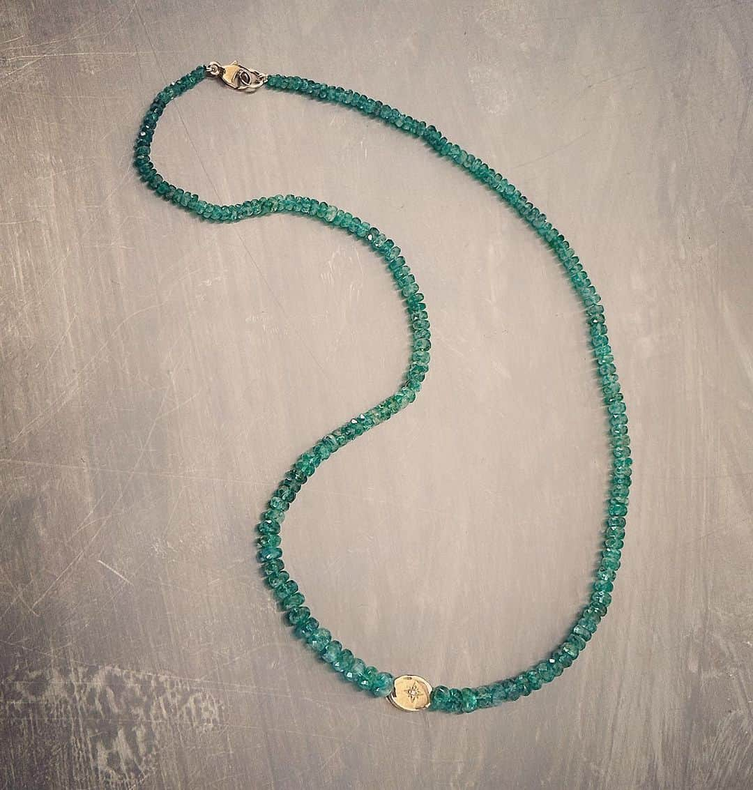 キャサリン ミッシェルさんのインスタグラム写真 - (キャサリン ミッシェルInstagram)「Mint Julep kind of emerald for you. Center bead in yellow gold with star set diamond. Absolutely fresh and delicious 🌿#cocktailtime #emerald #deliciousjewelryforcocktailhour #mintjulep #jewelryasmedecinecm #youknowyouwantit」8月19日 7時58分 - catherinemichiels