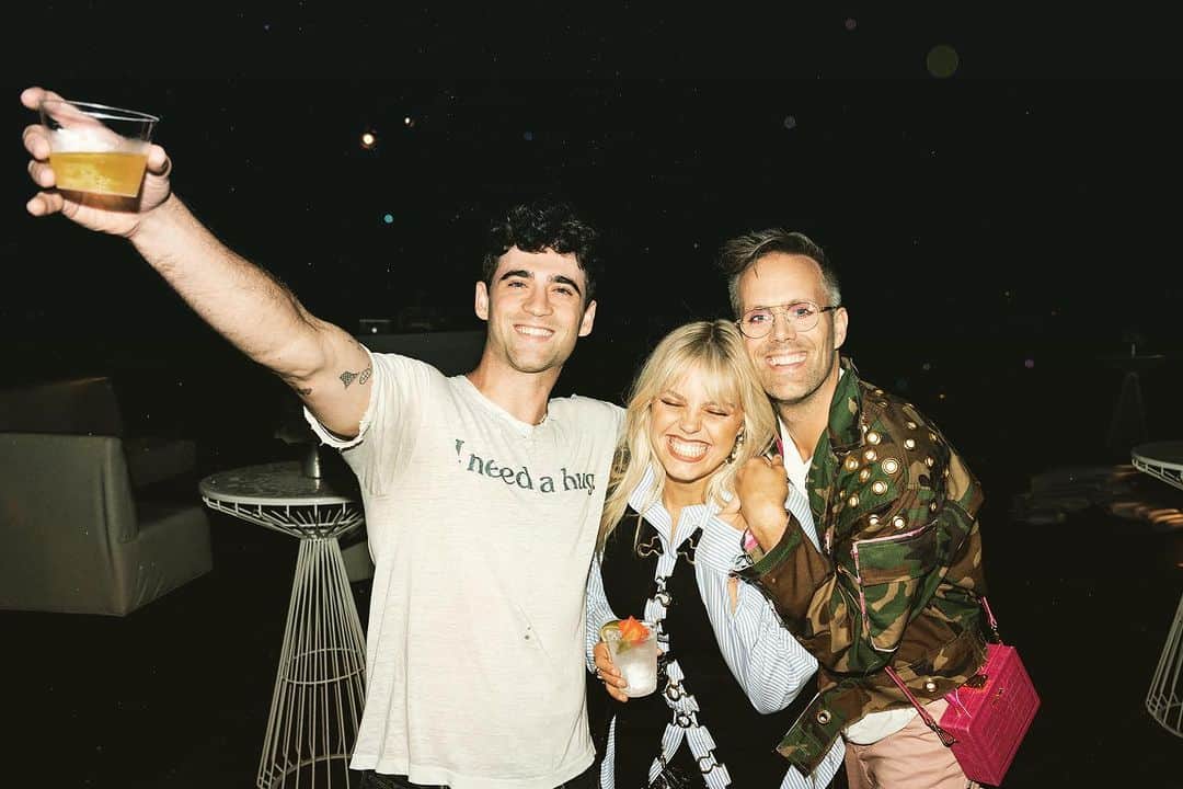 ジャスティン・トランターのインスタグラム：「It’s rare to come across a new artist who actually writes, SINGS and is a fucking blast to hang out with. @reneerapp is all of those things. She is so wonderful I went to New Jersey on purpose to write these songs with her, Skyler Stonestreet and Alexander 23. Check out Pretty Girls, Gemini Moon, Poison Poison and I Wish. (Asbury Park was actually amazing, Vegan and gay friendly…so I shouldn’t be so shady to NJ;)」