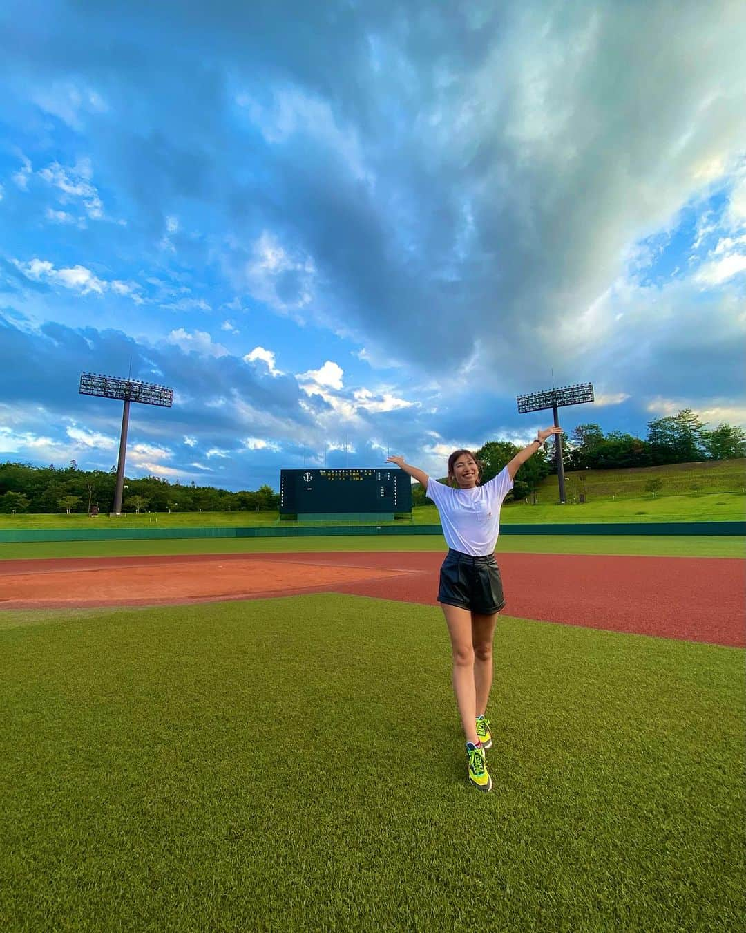 エマ中岡優姫のインスタグラム：「野球場は私のもんだぜ🏟️！ の写真です🥳 ダンスをするということで 急遽行ってみました😆w #サニ坊とエママの日常  #野球場  #三次市  #ビヨネット」