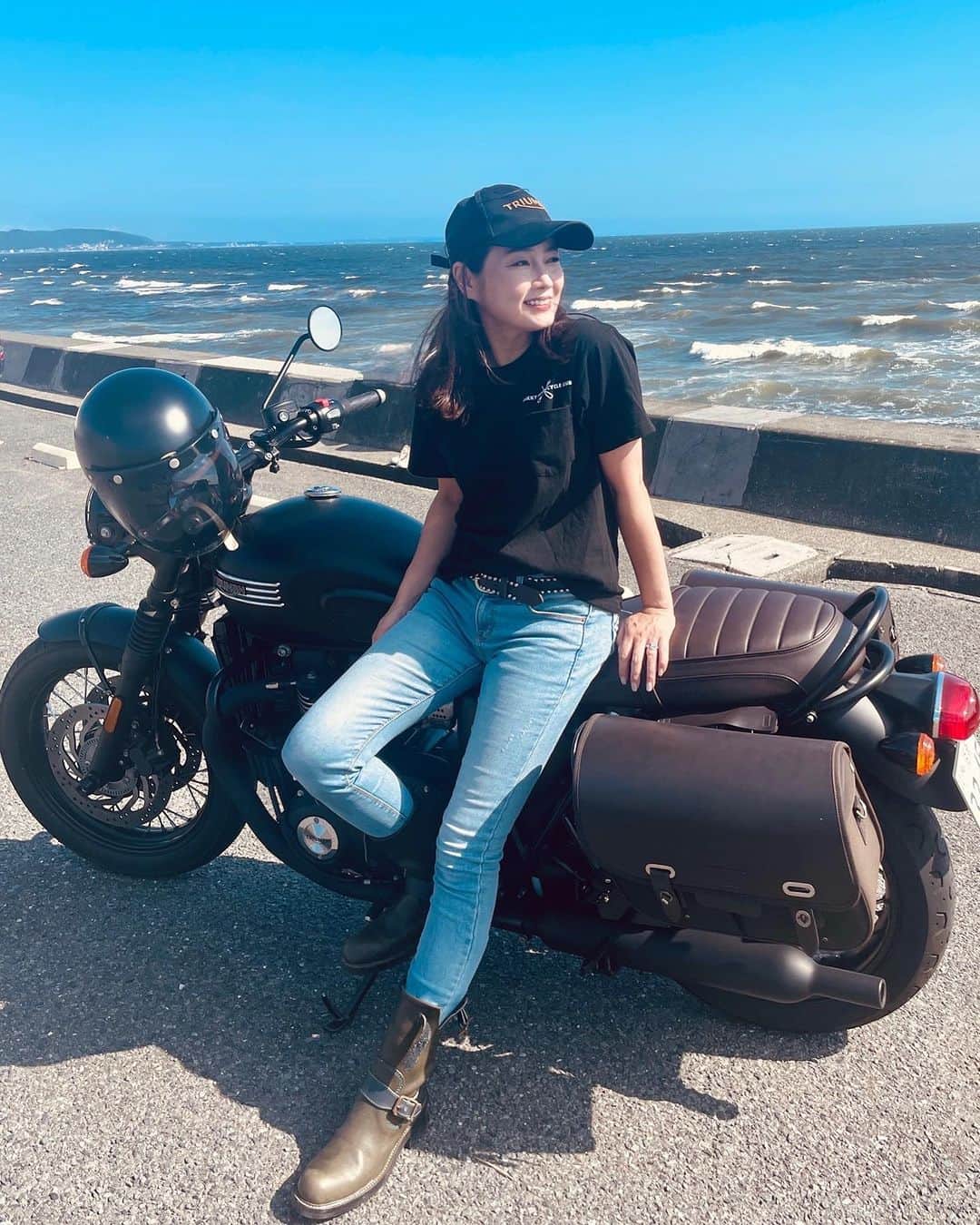 吉永愛さんのインスタグラム写真 - (吉永愛Instagram)「今日は、バイクの日🏍️ これからも安全運転で相棒トラちゃん🐯と楽しみます♪ #愛loveバイク🏍  #海沿いライダー  #バイクステッカー  #トライアンフ  #夫婦ライダー  #バイク  #バイク女子 #女性ライダーと繋がりたい  #バイク好きな人と繋がりたい  #オト女  #アラフィフ #海」8月19日 8時06分 - a.i.yy