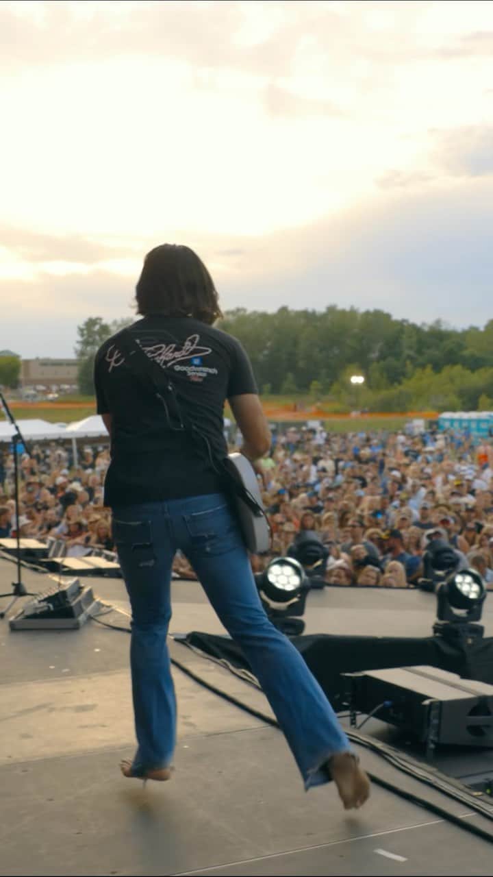ジェイク・オーウェンのインスタグラム：「O-H-I-O  @voacountrymusicfest   📼: @anna__schaeffer @zac.day @joshdel」