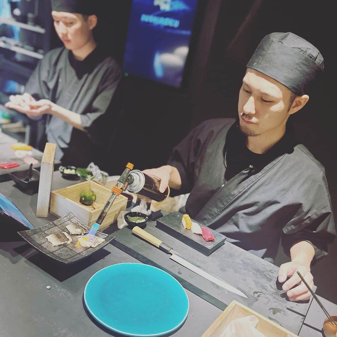 美沙玲奈さんのインスタグラム写真 - (美沙玲奈Instagram)「˗ˋˏ🍣 ˎˊ˗  鮨6 -Sushi Roppongi- さんへ 行ってきました🏃‍♀  よくあるお寿司屋さんとは違って、落ち着いたカフェのような雰囲気✨友達と気軽に来れそうな素敵なお店です。 何と料理はロボットが運んでくれますよ🤖 斬新で新しいスタイルにドキドキしました！  ⊹ ࣪˖ ┈┈ ˖ ࣪⊹ ┈┈⊹ ࣪˖ ┈┈˖ ࣪⊹ 〒106-0032 東京都港区六本木3丁目14-14 Vort 六本木 Briller Kaleido4F ✼••┈┈┈┈••✼••┈┈┈┈••✼  #鮨 #sushi #鮨6 #六本木 #プチ贅沢」8月19日 8時22分 - rei777_official