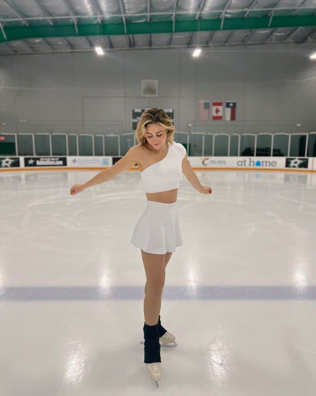 アシュリー・ケインのインスタグラム：「home ice 🤍 @americanthreads   use code ASHLEYC20 for a discount! #threadsbabe」