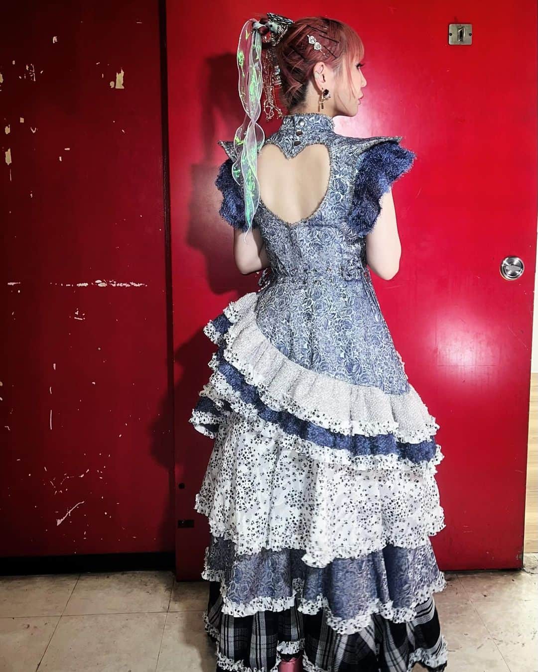 大森靖子さんのインスタグラム写真 - (大森靖子Instagram)「新衣装を宮下奈々ちゃん @nanamiyashita につくっていただきました！ KILL MY DREAM の文字も入ったツアーの四天王バンド編成のための、青いドレス。 本当に…かわいすぎてかわいすぎて！！！！！！！！！！！ つくったななちゃんも、「できたんですけど可愛すぎました」と言いながら最終チェックに持ってきてくださりました。  …え、かわいくないですか？？？？？？  スカートの広がり方とか、ただなびくだけじゃなくて、アシンメトリーに何段も、それぞれのクセであちらこちらにドレープしててもう、ほんとに、今日初めてこの衣装でライブしたんですが、この衣装でライブしてる自分がすきすぎました。ふぅ…」8月19日 8時19分 - omorimori