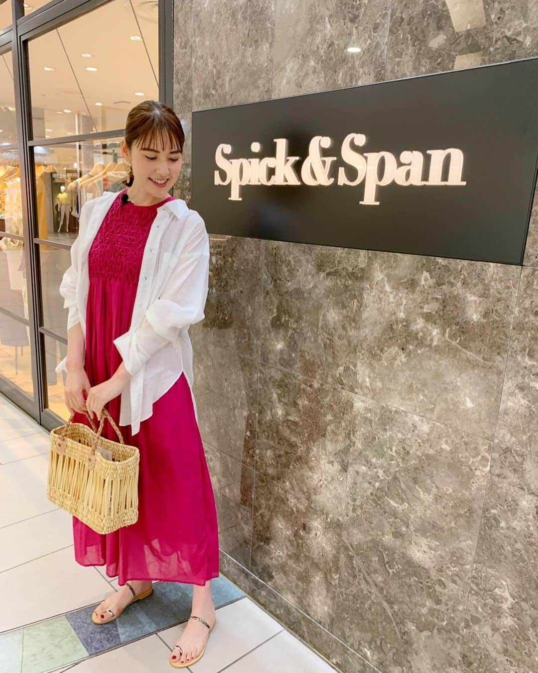 佐藤由季さんのインスタグラム写真 - (佐藤由季Instagram)「#ハンター佐藤 🕵️‍♀️ ▶️ @kashiwa_stemo  #spickandspan #スピックアンドスパン  @spickandspan_jp   ビビットな色は元気が出る！ シャツも抜け感があってオシャレ✨ カゴバックやサンダルも含めてトータルで お気に入りのコーディネートでした💕  私がファッション好きなのは祖母譲り😌  #ステモオススメハンティング  #オフショット  #動画配信  #ワンピース ✖︎ #シャツ  #夏のお出かけコーデ  #bayfm #レポーター  #フリーアナウンサー  #佐藤由季  #千葉県 #柏市出身  #SpickandSpan さんはよくお買い物するお店の一つです 💓」8月19日 8時20分 - yukisato0710