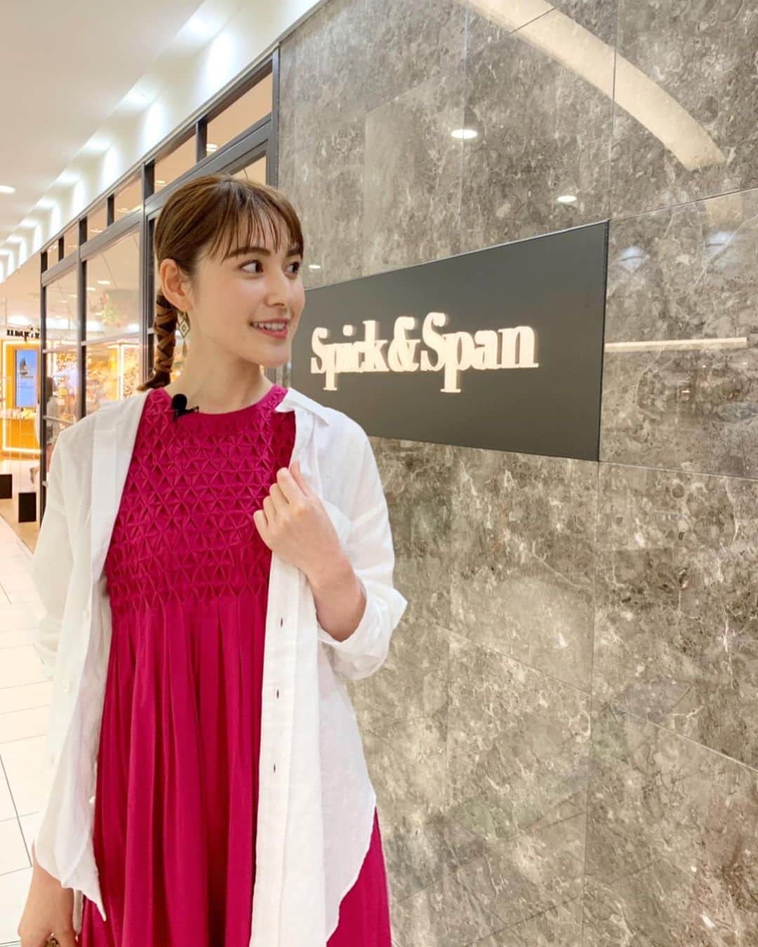 佐藤由季さんのインスタグラム写真 - (佐藤由季Instagram)「#ハンター佐藤 🕵️‍♀️ ▶️ @kashiwa_stemo  #spickandspan #スピックアンドスパン  @spickandspan_jp   ビビットな色は元気が出る！ シャツも抜け感があってオシャレ✨ カゴバックやサンダルも含めてトータルで お気に入りのコーディネートでした💕  私がファッション好きなのは祖母譲り😌  #ステモオススメハンティング  #オフショット  #動画配信  #ワンピース ✖︎ #シャツ  #夏のお出かけコーデ  #bayfm #レポーター  #フリーアナウンサー  #佐藤由季  #千葉県 #柏市出身  #SpickandSpan さんはよくお買い物するお店の一つです 💓」8月19日 8時20分 - yukisato0710