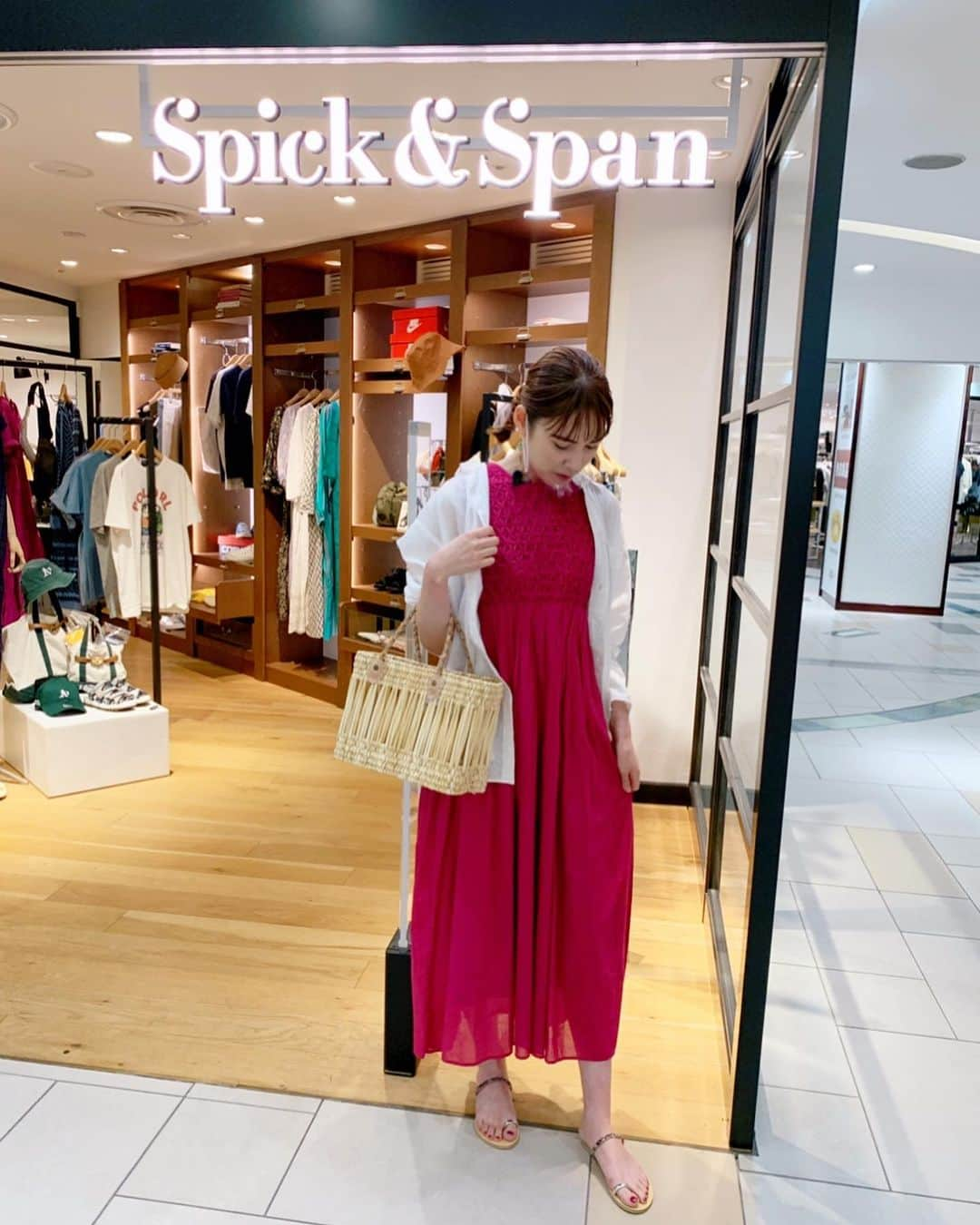 佐藤由季さんのインスタグラム写真 - (佐藤由季Instagram)「#ハンター佐藤 🕵️‍♀️ ▶️ @kashiwa_stemo  #spickandspan #スピックアンドスパン  @spickandspan_jp   ビビットな色は元気が出る！ シャツも抜け感があってオシャレ✨ カゴバックやサンダルも含めてトータルで お気に入りのコーディネートでした💕  私がファッション好きなのは祖母譲り😌  #ステモオススメハンティング  #オフショット  #動画配信  #ワンピース ✖︎ #シャツ  #夏のお出かけコーデ  #bayfm #レポーター  #フリーアナウンサー  #佐藤由季  #千葉県 #柏市出身  #SpickandSpan さんはよくお買い物するお店の一つです 💓」8月19日 8時20分 - yukisato0710