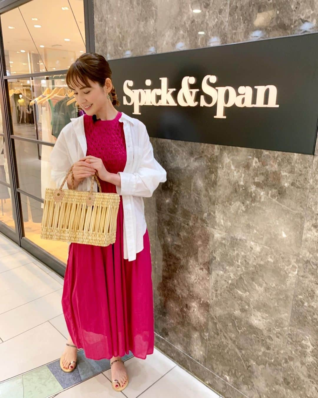 佐藤由季さんのインスタグラム写真 - (佐藤由季Instagram)「#ハンター佐藤 🕵️‍♀️ ▶️ @kashiwa_stemo  #spickandspan #スピックアンドスパン  @spickandspan_jp   ビビットな色は元気が出る！ シャツも抜け感があってオシャレ✨ カゴバックやサンダルも含めてトータルで お気に入りのコーディネートでした💕  私がファッション好きなのは祖母譲り😌  #ステモオススメハンティング  #オフショット  #動画配信  #ワンピース ✖︎ #シャツ  #夏のお出かけコーデ  #bayfm #レポーター  #フリーアナウンサー  #佐藤由季  #千葉県 #柏市出身  #SpickandSpan さんはよくお買い物するお店の一つです 💓」8月19日 8時20分 - yukisato0710