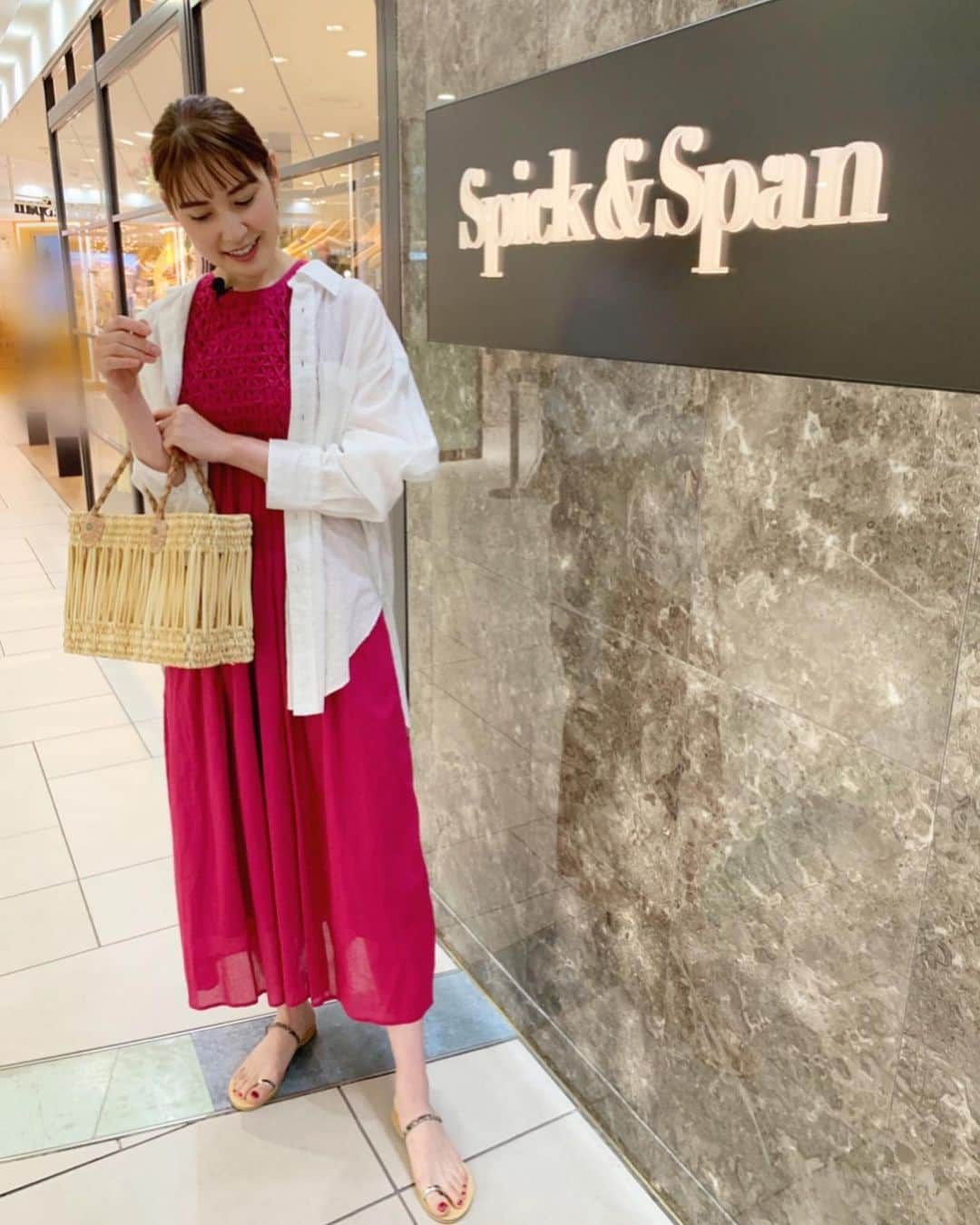 佐藤由季さんのインスタグラム写真 - (佐藤由季Instagram)「#ハンター佐藤 🕵️‍♀️ ▶️ @kashiwa_stemo  #spickandspan #スピックアンドスパン  @spickandspan_jp   ビビットな色は元気が出る！ シャツも抜け感があってオシャレ✨ カゴバックやサンダルも含めてトータルで お気に入りのコーディネートでした💕  私がファッション好きなのは祖母譲り😌  #ステモオススメハンティング  #オフショット  #動画配信  #ワンピース ✖︎ #シャツ  #夏のお出かけコーデ  #bayfm #レポーター  #フリーアナウンサー  #佐藤由季  #千葉県 #柏市出身  #SpickandSpan さんはよくお買い物するお店の一つです 💓」8月19日 8時20分 - yukisato0710