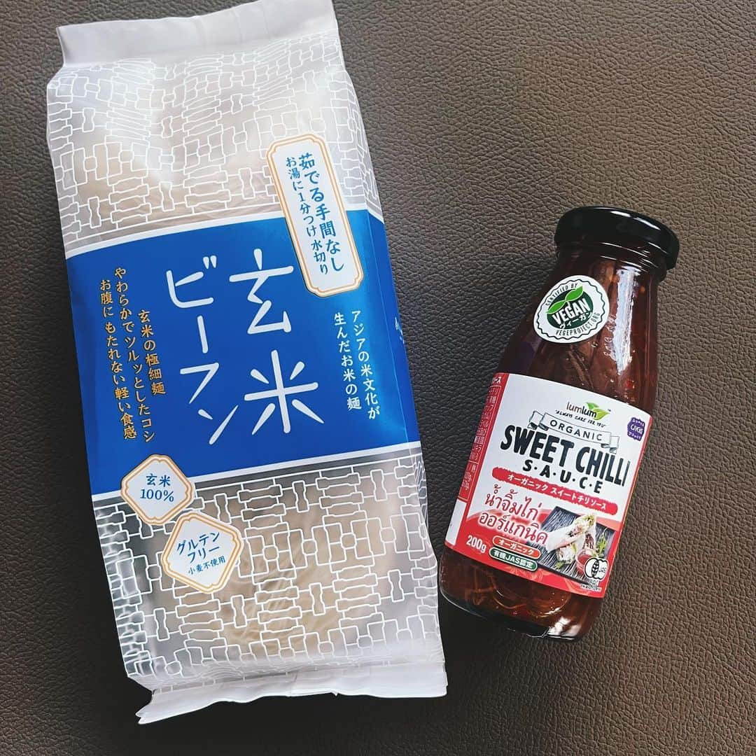 BIO-RAL靭店さんのインスタグラム写真 - (BIO-RAL靭店Instagram)「夏は手軽にアジアン気分🏝️ 茹でる手間なしの玄米ビーフンと オーガニックスイートチリソースで 簡単タイ風焼ビーフンはいかがでしょうか✨  “ヤムヤム”の『玄米ビーフン』は 100％玄米でできたグルテンフリーの極細麺ビーフン。 お湯に１分浸け、湯切りするだけで準備完了！ お好きな調理にお使いいただけます🙆‍♀️ つるんとした食感で、軽くてクセがなく 玄米に抵抗のある方にもお楽しみいただけます😋  味付けには“ラムラム”の 『オーガニックスイートチリソース』がおすすめ🌶️ 有機JAS認定、オーガニック認証に加え、 ヴィ―ガン認証も取得した ナチュラル志向のチリソースです🇹🇭 シンプルな原材料ながら味は本格的！ 炒めものや揚げ物などのソースとして使えば 手軽にアジアンテイストに仕上がります☺️  味付けはチリソースだけでも十分美味しいですが、 オイスターソースやウスターソースを隠し味に加えると コクのある焼きビーフンに仕上がりますよ💡  焼ビーフンと一緒にノンアルビールはいかがですか？ “日本ビール”の『龍馬１８６５』は プリン体ゼロ、添加物ゼロ（炭酸以外）、 麦芽１００％、２種のホップ使用と、 とにかく“ビール通”好みのノンアルコールビール🍺 お酒が飲めない方はもちろん、 お酒好きな方の休肝日にもおすすめです🍻  ぜひお試しください💖  ◉おすすめ品 ヤムヤム 玄米ビーフン 120g（40g×3個）／本体価格540円 チブギス＆ラムラム オーガニックスイートチリソース 200g／本体価格598円 日本ビール 龍馬1865 350ml／本体価格120円  ※価格は定番価格となりますので 店頭表示価格と異なる場合がございます。 ※数に限りがございます。売り切れの際はご容赦ください。 ※画像はすべてイメージです。  皆さまの気になる商品は何ですか？ ビオラルで「買ってみました！」「試してみました！」など @bioral_west のタグをつけて教えてくださいね🍀  #焼きビーフン #ビーフン #タイ料理 #タイ風 #スイートチリソース #チリソース #ノンアルビール #ノンアルコールビール #龍馬1865 #プリン体ゼロ #オーガニック #有機 #bioral #ビオラル #ビオラル靭店 #ビオラルエキマルシェ大阪店 #ライフ #ライフコーポレーション #ナチュラルスーパーマーケット #大阪スーパー #阿波座 #靭公園 #utsubopark #エキマルシェ大阪 #エキマルシェ #梅田 #大阪 #umeda #osaka #osakastation」8月19日 10時00分 - bioral_west