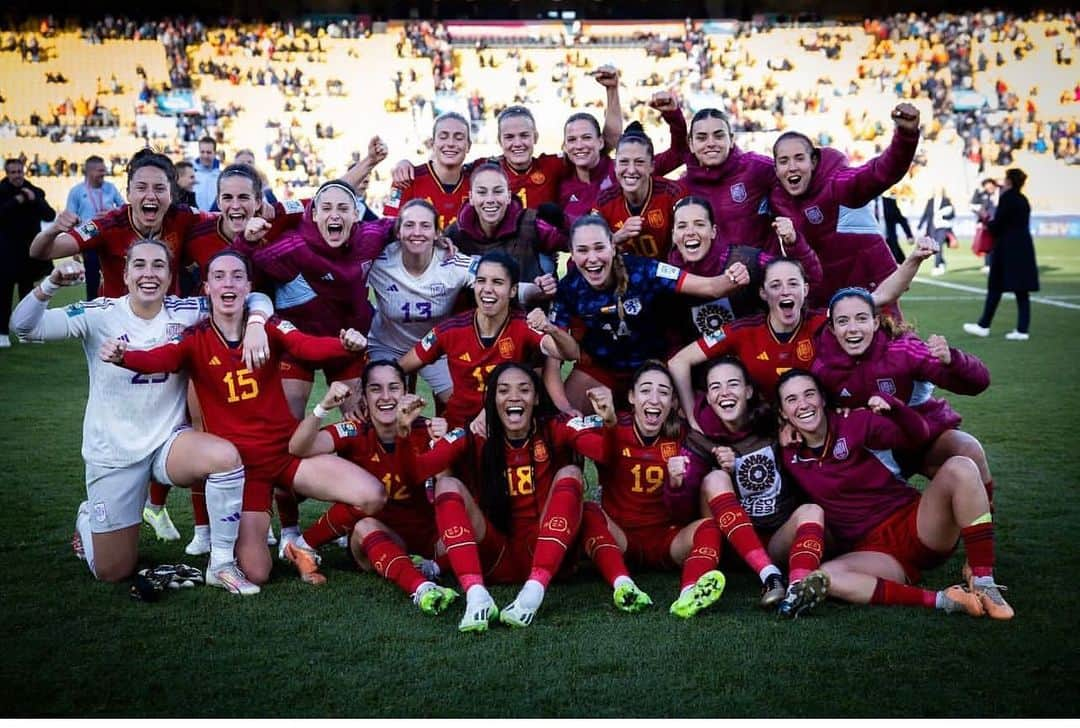 セルヒオ・カナレスのインスタグラム：「Pase lo que pase, orgulloso de nuestra Selección y de todo lo que nos estáis transmitiendo. Sois un ejemplo para el mundo del fútbol . A por todas el domingo, estamos con vosotras. Toda la suerte del mundo !!!🙌🏽 #VamosaGanar #VamosEspaña .」