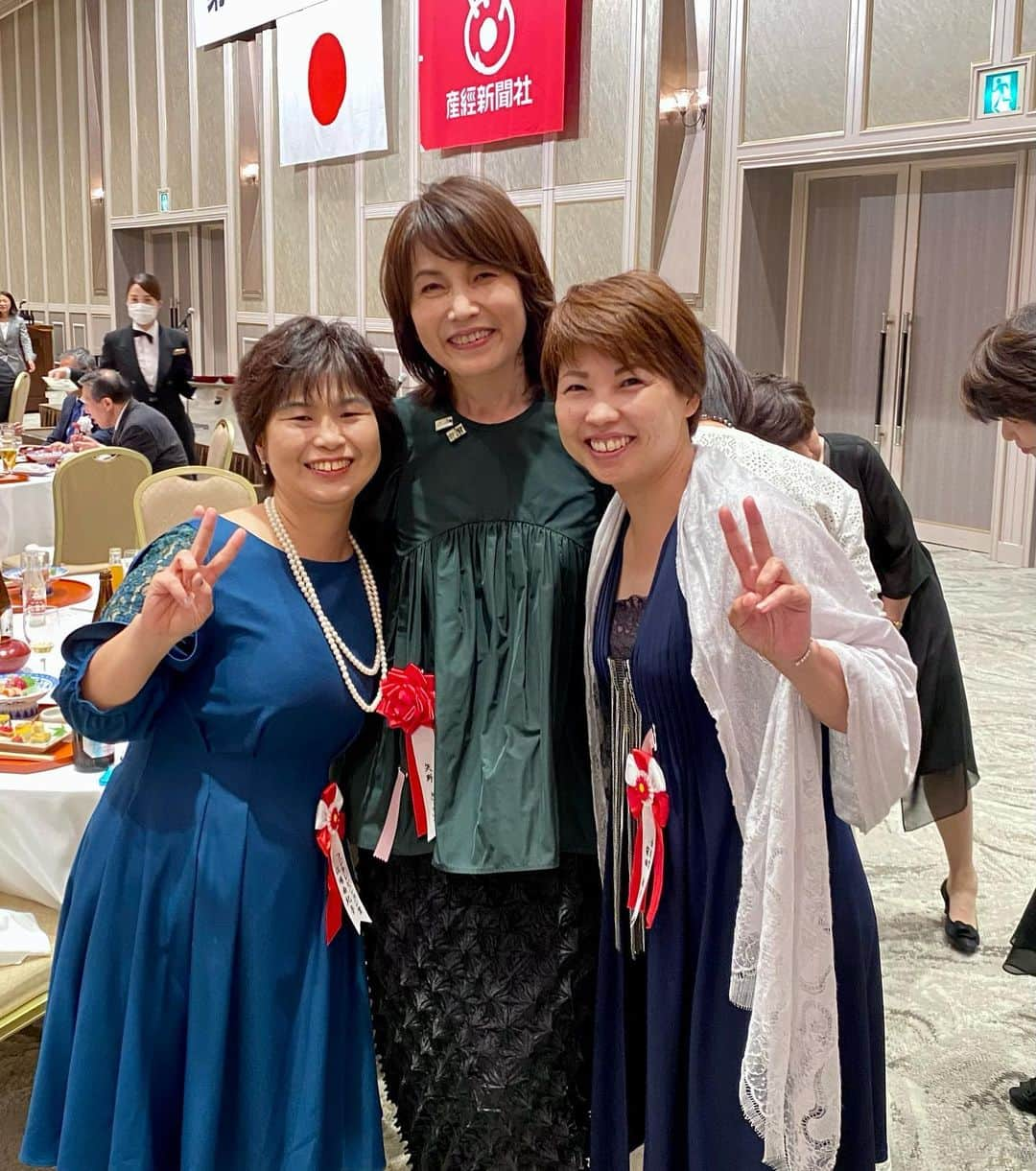 矢野きよ実さんのインスタグラム写真 - (矢野きよ実Instagram)「祝賀会までご招待いただき 緊張しながら明治記念館に向かいました。  贈賞式には高円宮様がお越しになり 祝賀会は名だたる先生方がいらっしゃり 煌びやかで、別世界にいるようでした。  開始直後に来賓でご紹介いただき 私のような新参者にも拍手をいただきました。 たくさんの先生方とお話をさせていただき、書の世界に身を置くものとして 気を引き締めた瞬間でした。  秋頃から……いよいよ……ついに…… 「矢野書教室」を始める所存で ございます。 #yanokiyomi #矢野きよ実 #矢野きよ実の書 #産経国際書展」8月19日 8時34分 - yanokiyomi