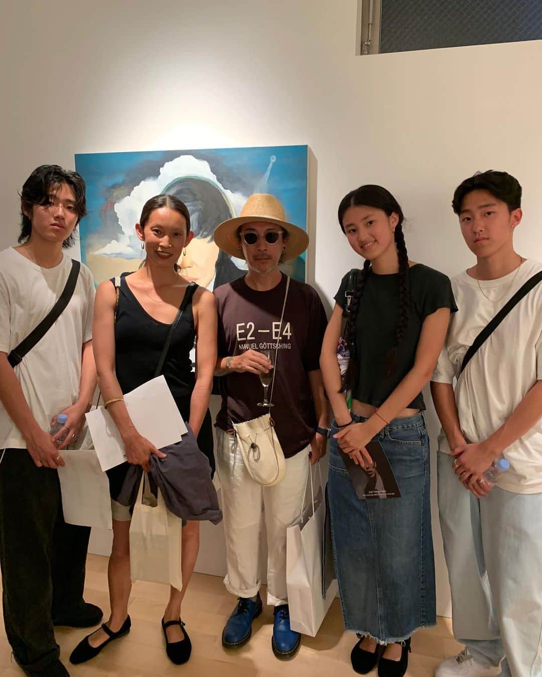 日登美のインスタグラム：「@joniotakahashi exhibition. They can see more than you can see.   ジョニオさん @joniotakahashi @undercover_lab の個展のオープニングに子供らと。 共に近況報告に驚きつつ嬉しい再会。 素晴らしい作品を子供らと堪能し、生の作品の力をいただく。  最近はすっかりご無沙汰してたパーティー。 モデルデビュー当時から可愛いがっていただいた大御所スタイリスト馬場さん @keisukebaba1007 にもお会い出来て感動。  アート、ファッション、セレブリティ。 東京の夜。」