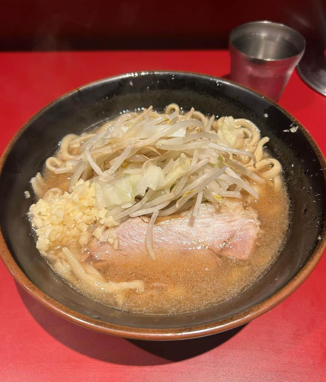 吉田悠希のインスタグラム：「♡ 久しぶりの新規開拓で #ラーメン二郎荻窪店 🍜  少し並んだけど、 麺が太くて美味しかった〜♡  トッピングは 量は少なめ/ヤサイ少なめ/ニンニク  これで24店舗目制覇✌🏻」