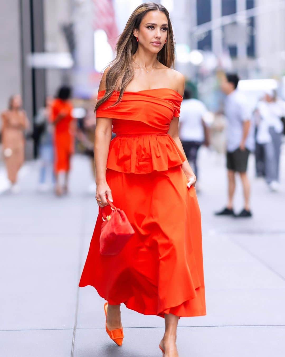 ジェシカ・アルバさんのインスタグラム写真 - (ジェシカ・アルバInstagram)「The fashions in #NYC were giving thx to @erinwalshstyle - which look is your vibe? 💛💙💜🧡 #FashionFriday」9月2日 1時00分 - jessicaalba