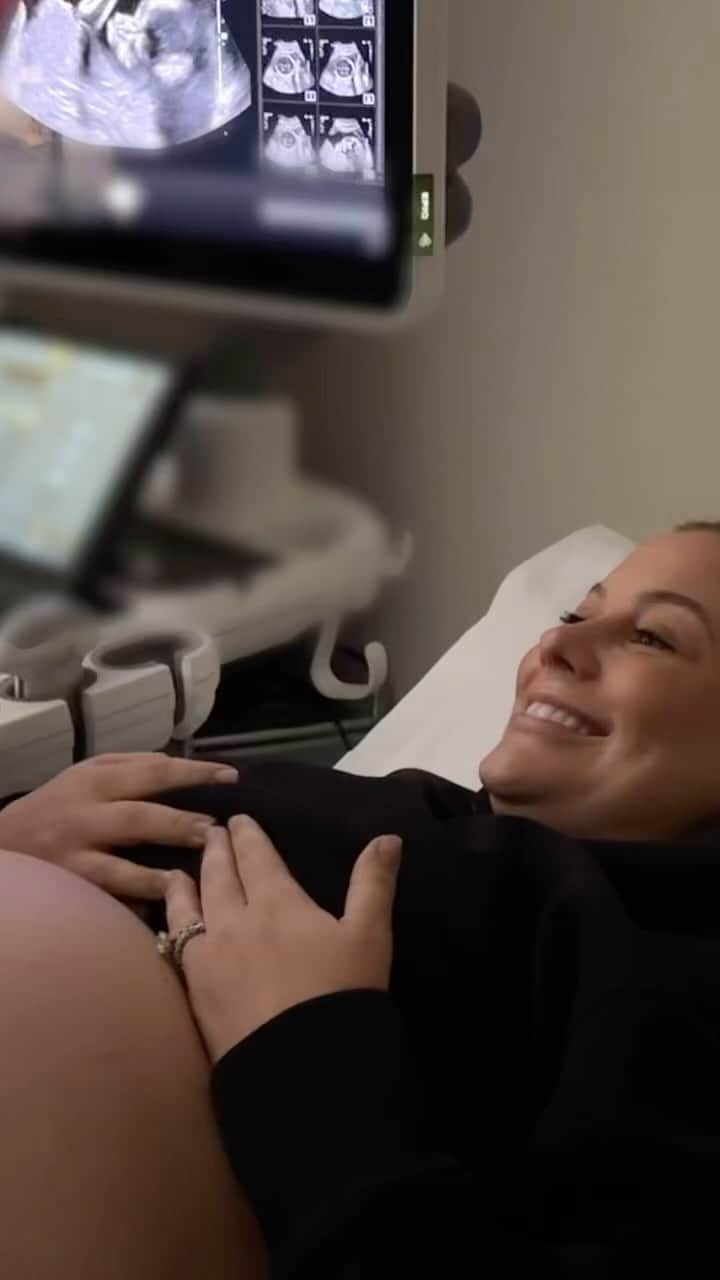 ショーン・ジョンソンのインスタグラム：「This is the best part about being pregnant. We can’t wait to meet you little one. 😊 Full video on YT   #pregnancy #baby #pregnant」