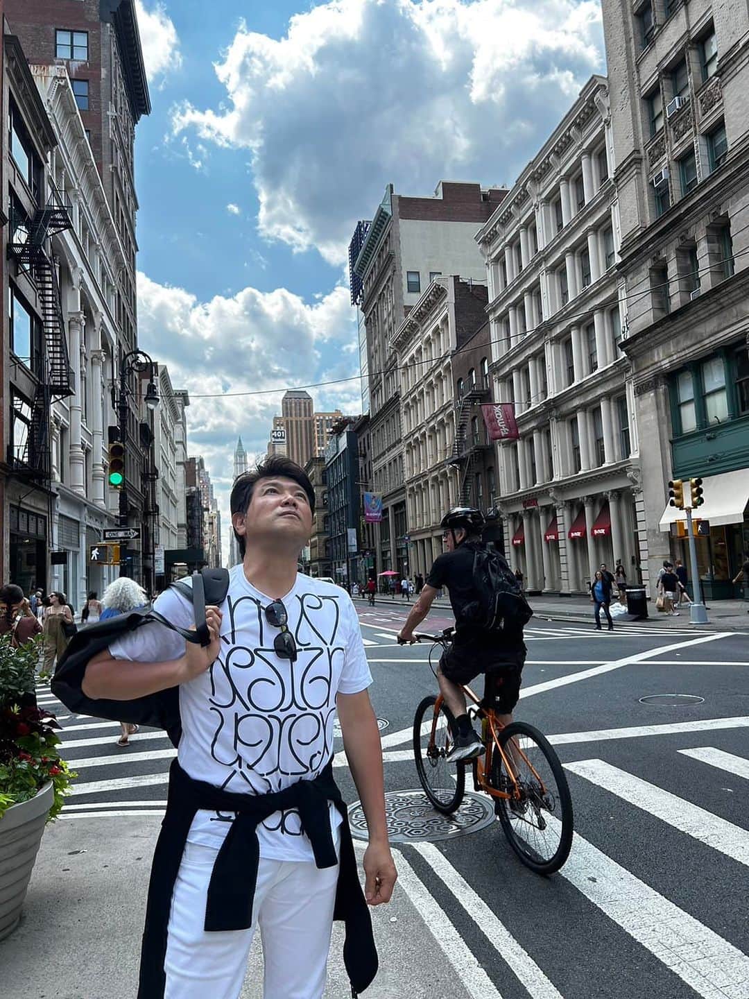 別所哲也のインスタグラム：「日本に戻って来ましたー！ サマーバケーション　リポート⑩ NY編　　LAでもそうだったが、アメリカの主要都市では　御手洗いが急速に　オール　ジェンダーに変化。空港　ホテル　レストラン。。 隣のユニットに自分とは違う人種　ジェンダーの人々。考えてみたら家では、みんな一緒のユニット使ってるのだから当たり前か。。。 人類みな兄妹！ ダイバーシティ&インクルージョン　 隣の鏡で　お化粧直しをする方　と　髪型確認する自分。新鮮な体験でした。」