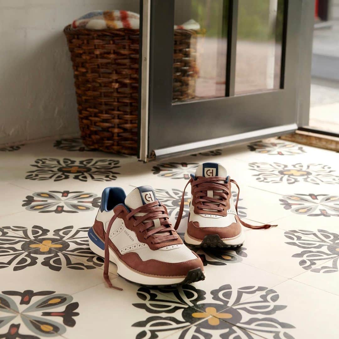 COLE HAAN JAPANのインスタグラム：「<グランドプロ アッシュランド ￥27,500->  秋冬の新作スニーカー、「アッシュランド」。ランニングシューズをベースにしている為、非常に軽量で心地よい跳ね返りを実感して頂けます。ビジネスシーンにもマッチするスマートなシルエットで全５色展開。  #ColeHaan #コールハーン #レザースニーカー #ビジネススニーカー #大人スニーカー #グランドプロ」