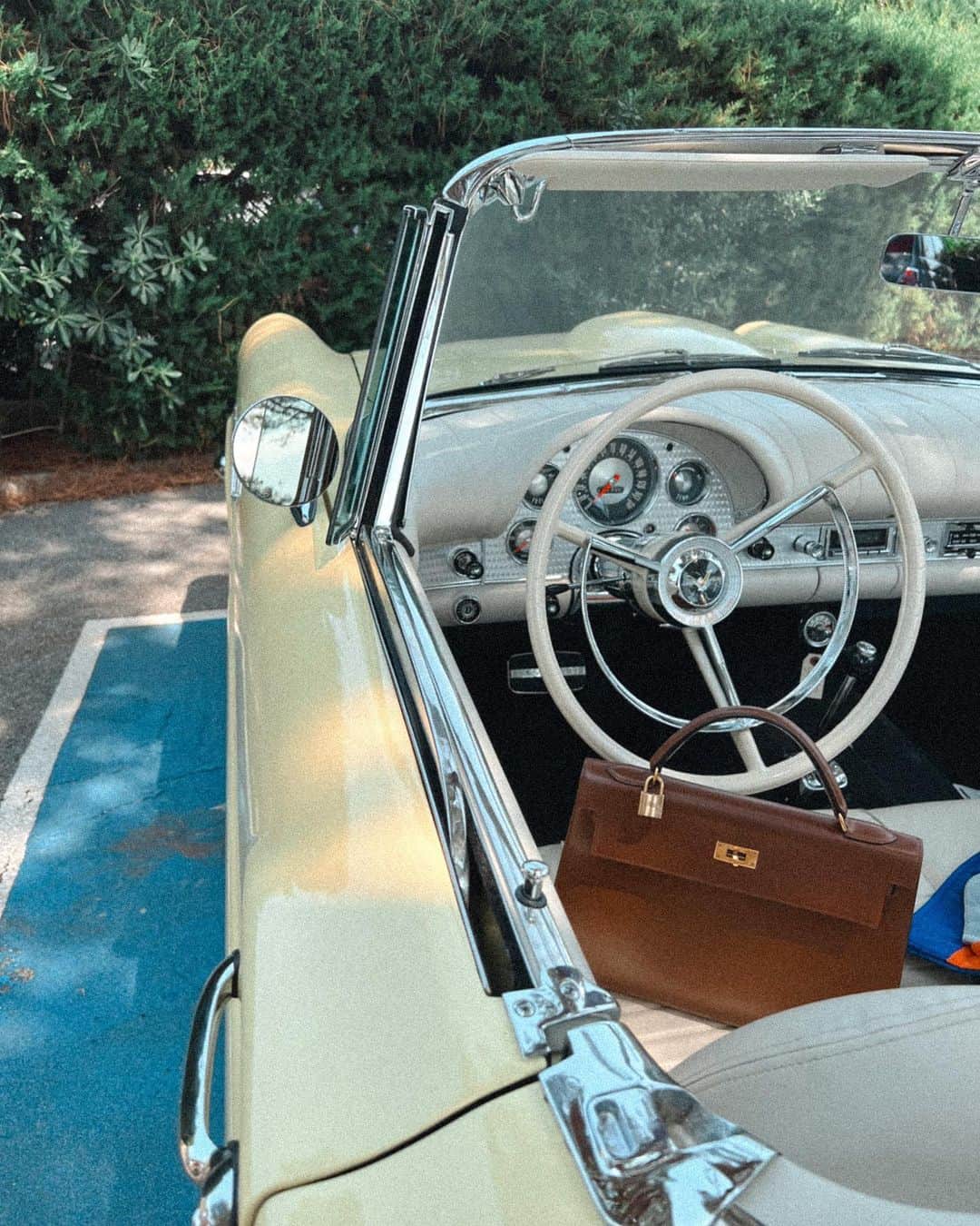福井仁美のインスタグラム：「Vintage car,vintage kelly 1984  グレースケリー妃なモナコだから 温めておいた渋めのお気に入りさんをおろしました  #vintagekelly #monaco #gracekelly #hermes」