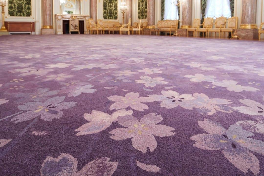 迎賓館赤坂離宮さんのインスタグラム写真 - (迎賓館赤坂離宮Instagram)「＼美しい紫色／ #迎賓館 本館の #朝日の間 に広げられた紫色の美しい #緞通 （だんつう）の桜の花とぼかし模様は、47種の紫色の糸を使い分けて織り出されています。 https://www.geihinkan.go.jp/akasaka/asahi_no_ma/  ✨一般公開を実施しています✨ 🚶 JR、東京メトロ「四ツ谷駅」から徒歩約7分 🕙公開時間　10:00～17:00 （本館最終受付16:00、庭園最終受付16:30） ㊡水曜日 💰庭園　　　　　　　一般　300円 　本館・庭園　　　　一般 1,500円 　本館・別館・庭園　一般 2,000円  #迎賓館赤坂離宮 #東京 #港区 #四谷 #国宝 #四ツ谷駅 #参観」8月19日 9時01分 - akasaka_geihinkan