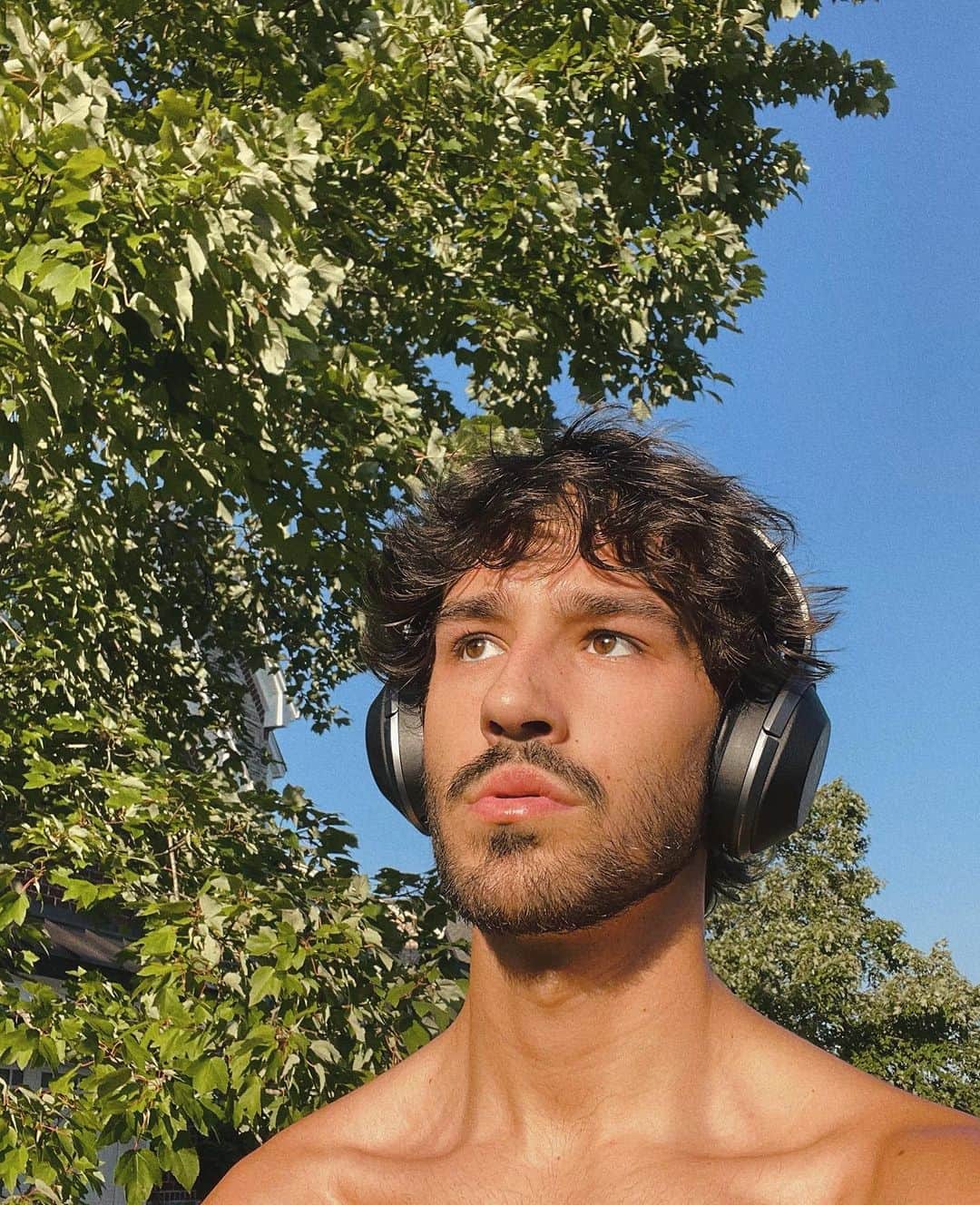 ジェイコブ・ホワイトサイズのインスタグラム：「hey, i know it’s been awhile.. i knew 2023 was going to be a difficult year, but it’s been a lot harder than i anticipated. at the end of 2022 i felt in my gut the majority of the relationships i had in my life aside from my girlfriend (who i love so very much) were one sided. i said to myself going into next year i need to stop fighting so hard to keep people in my life who would be fine without me, and that’s exactly what i did. it got quiet and it got quiet FAST. the loneliness was something i thought i was better prepared for, but i was wrong. i forfeited the majority of my childhood to chase a dream, and it felt worth it during that time having so many people who always wanted to be around me and feeling so loved and supported through it all. i never thought almost a decade later that i would hardly speak to any of those people anymore. it’s easy to be around people when they’re at the highest points of their life, but i never anticipated all those same people disappearing when things got hard for me. the physical battles i’ve fought with myself being diagnosed with crohn’s disease and the mental battle with depression has felt impossible at times, and i promise you i would not be here right now if i didn’t have abby. she’s been one of the only people here for me at every single high and low point, and I KNOW i haven’t been easy to deal with. for those still reading who have messaged me asking if i’m okay, i’m not! but i’m getting better! and i will finish this year with a better understanding of myself and my future, i love you guys and i promise i will slowly become more active again.」
