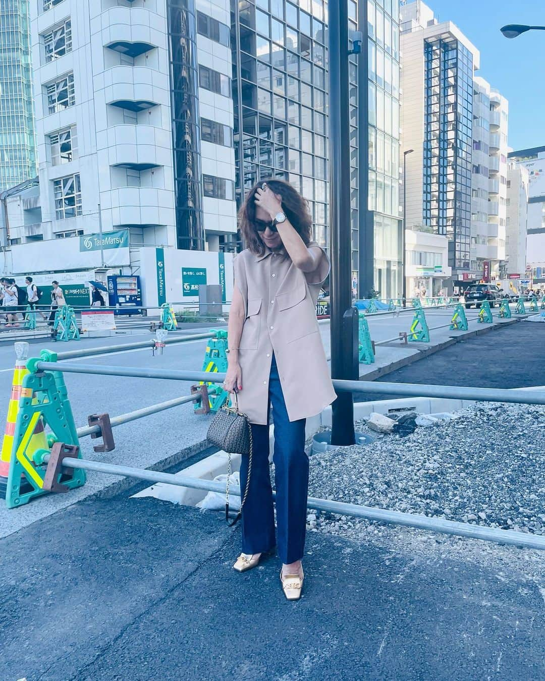 大草直子さんのインスタグラム写真 - (大草直子Instagram)「おはよう☀️  暑い🫠暑いけど、沖縄でずっと水着👙でいたから、少しきちっとしたくて、シャツを手に取った朝。  @plan_c_official のピンクベージュのノースリーブ。長め、ハリがある素材、そして、袖口が肩より外に出ている。から、クラシックではない、ファッション🕶️のシャツ。私はキレイめのデニム、カチっとしたパンプスやバッグでスタイリングしました🩶🤎  実は、 @amarc_official でお仕事をさせていただく @yumie_kazama さんも、同じシャツを１日違いで着ていたらしく😆☜鈴木ちゃん情報  白のショートパンツ🩳とコーディネートしていたそうです‼️写真撮らせてもらえば良かった😆次の日、私が同じ１枚を着ていたからびっくりしたそうで🤭  同じシャツも、人によって着こなし方が全然違う。  だから、面白い。今度は写真撮らせてもらおう😎😎  今週もお疲れ様。 素敵な週末を‼️ @plan_c_official  @estnation_roppongihills  #zanchetti  #gallardagalante #valentino  #昨日の @amy_tatsubuchi との #YouTube #ぜひみてね #私が着ていた #ベアトップドレスは @cosstores_jp です」8月19日 9時08分 - naokookusa