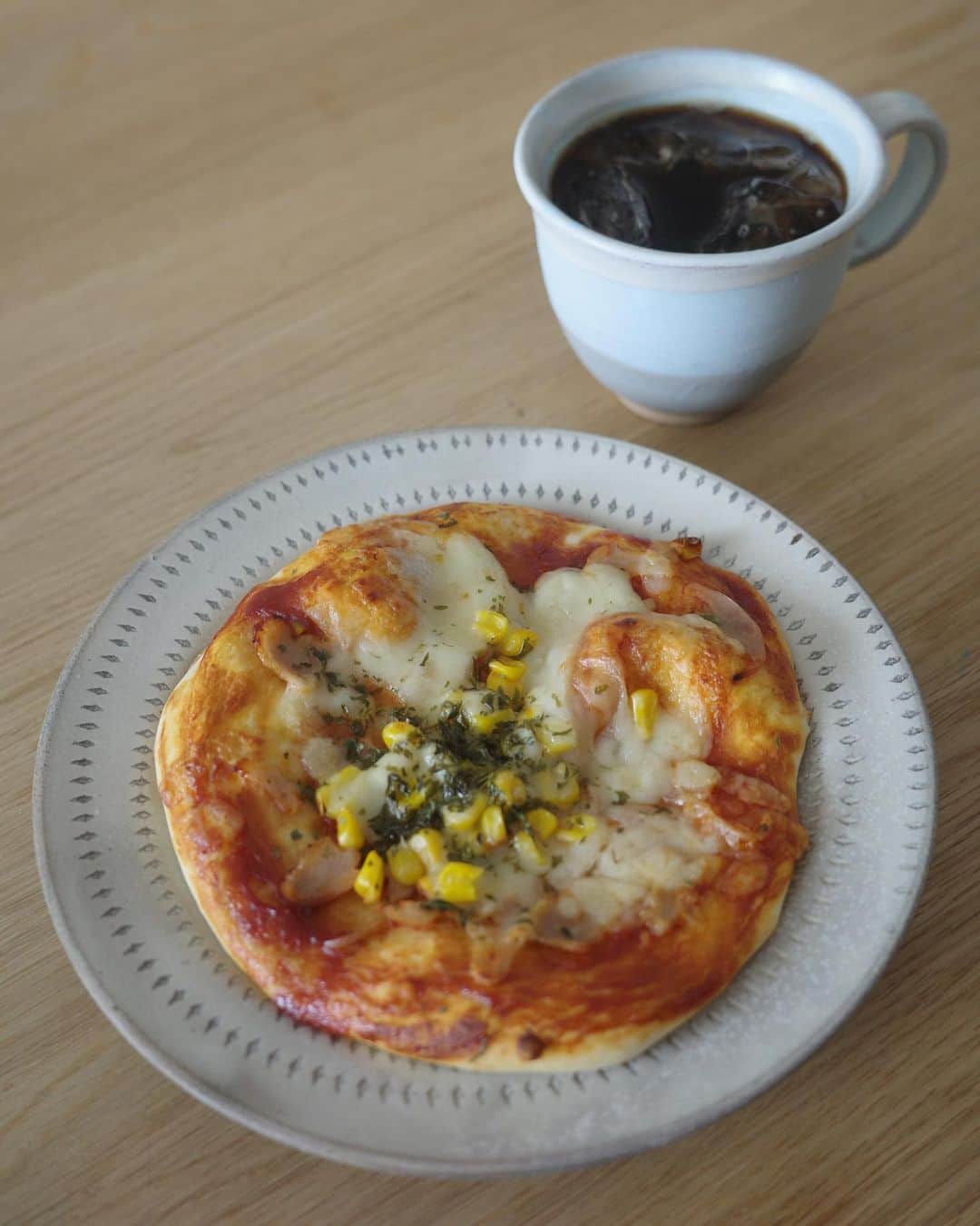 高垣麗子さんのインスタグラム写真 - (高垣麗子Instagram)「* おはようございます 今朝は、アイスコーヒーとピザ  娘が昨晩生地から作ってくれたんです とっても美味しいよ 今まで食べたピザで一番美味しいよ 有り難み噛み締めながら、良い朝です  マグカップは以前、下田の陶芸で焼いたもの 風合いだけじゃなく、持ち手、口あたり、私好みのサイズ感がとてもしっくりきています  手づくりは最高✨  * #手づくり #🍕」8月19日 9時12分 - reikotakagaki