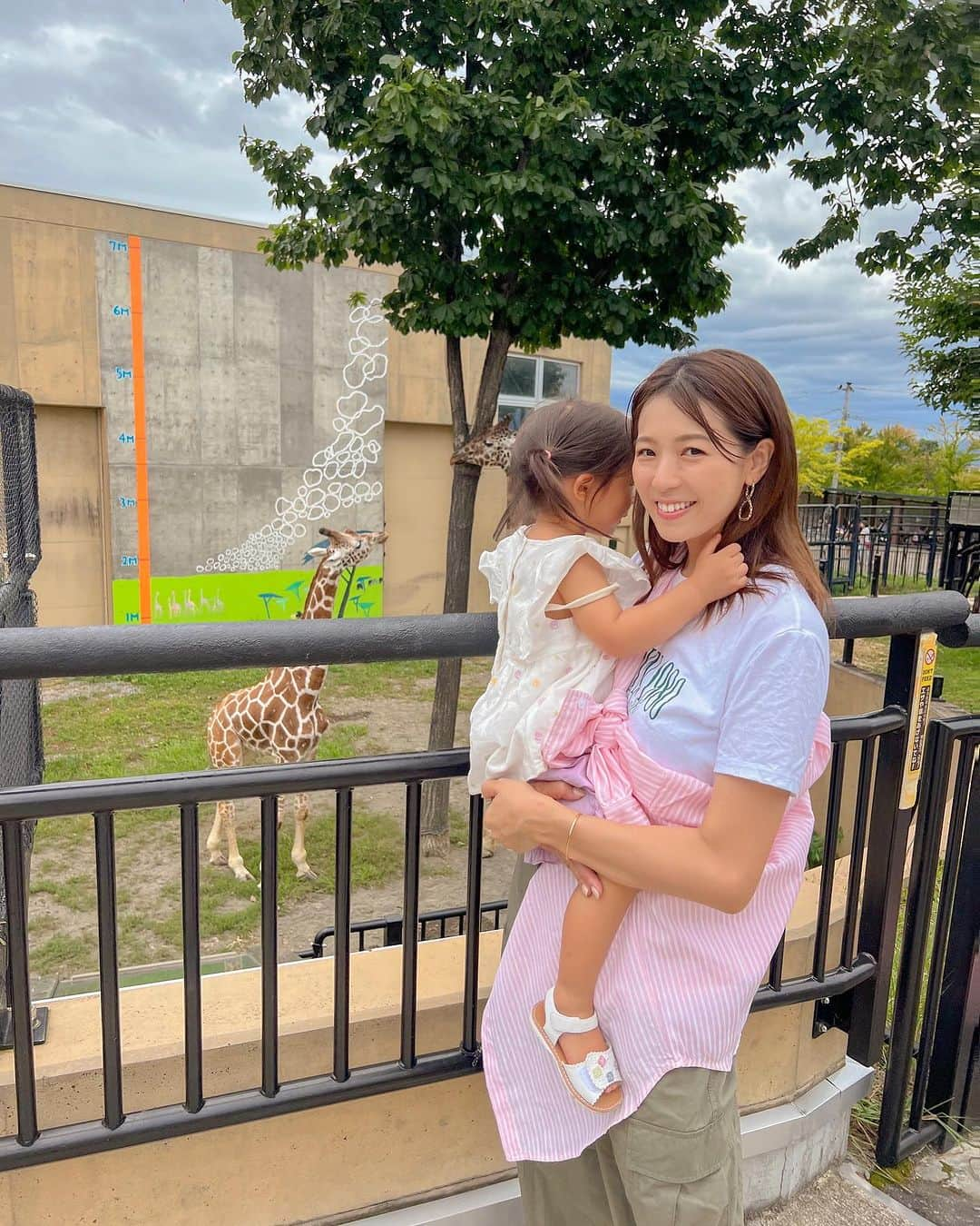 林弓束のインスタグラム：「. ことしも 旭山動物園へ行ってきました🐧🐻‍❄️ ペンギン、シロクマは大人気❗️ 写真撮り逃した🤣 . おさるの親子にきりんの親子🐒🦒 とっても可愛かったな❣️ . そして昨年同様、ここにくると指にトンボが止まってくれる☝️ トンボも可愛い❤️ 止まってるのわかるかな？ 娘はちょいとびびってた🤣 . . . . . #女の子ママ  #2020年5月生まれ　#3歳女の子 #子連れ旅行#ママと娘 #母娘 #親子 #まはりふく #ゆづしふく #東京ママ #親子コーデ #おやこーで #yzktrip #旭川 #旭川旅行 #北海道旅行 #旭山動物園 #トンボ」