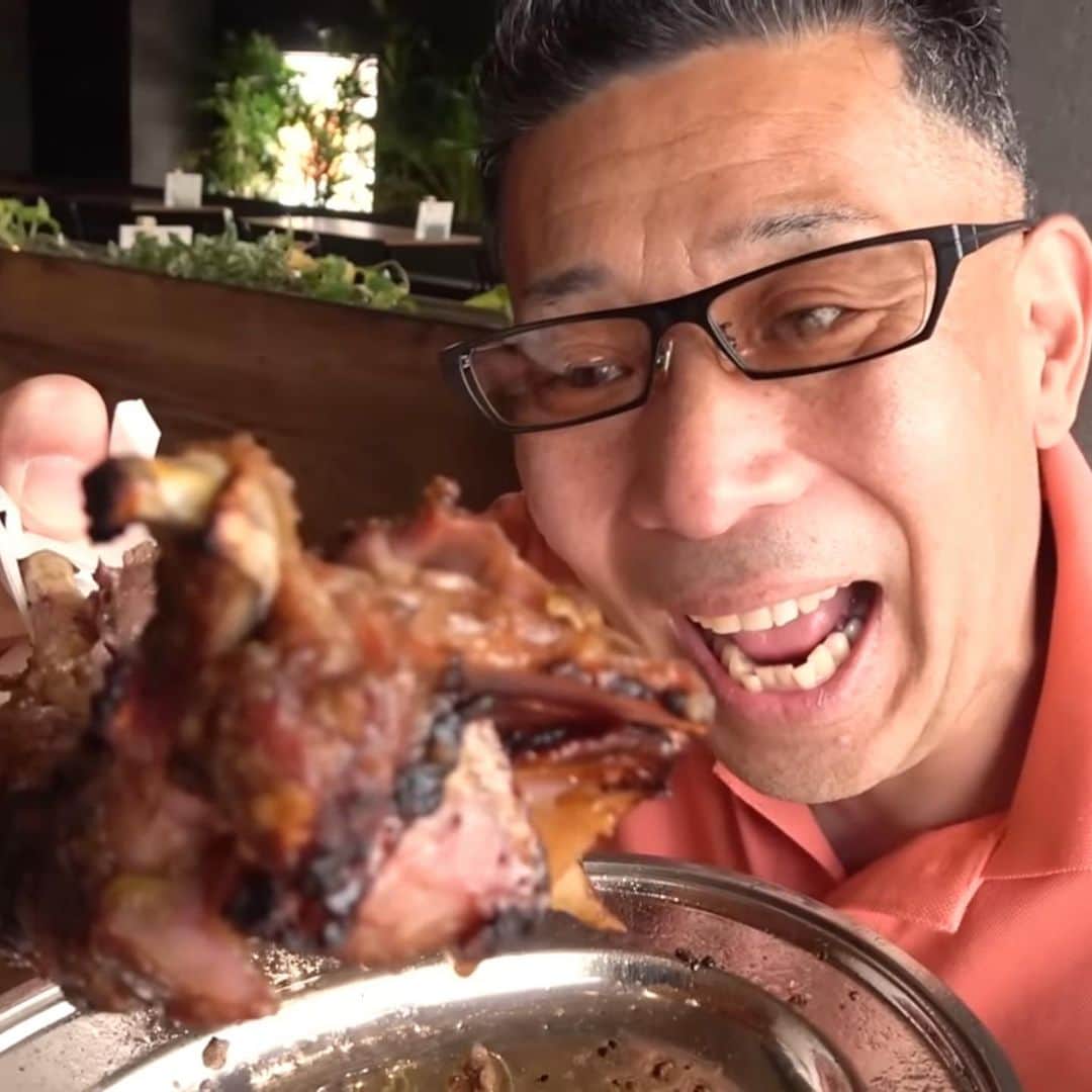 中島浩二さんのインスタグラム写真 - (中島浩二Instagram)「香川の郷土料理、骨付き鶏食べた事あるだすかーーー❓  いやーーー、これがめっちゃうみゃいんだす‼️  ディレクターのがーくーとドォーモのロケで、讃岐うどん10番勝負って企画やった時に香川で食べた骨付き鶏がめっちゃうみゃくって😊  で、、な、な、なんと‼️ 福岡にも香川の有名店が進出‼️  それが、骨付鳥　一鶴‼️  春吉橋のたもとの中洲のビルの5階‼️  親鶏とひな鶏のモモ肉の一本焼きだすが、塩と独特のスパイスとガーリックが、、、 最高だすーー🤣🤣🤣  土曜日は、昼飲みも出来るみたいなんで、是非‼️  YouTubeに新しい動画アップしてるんで、是非‼️  プロフィールから飛べるだすーー😊  #骨付鳥一鶴　#骨付鳥一鶴中洲店　#中洲昼飲み　#骨付鳥　#中洲美味いもの」8月19日 9時23分 - koji_nakajiii