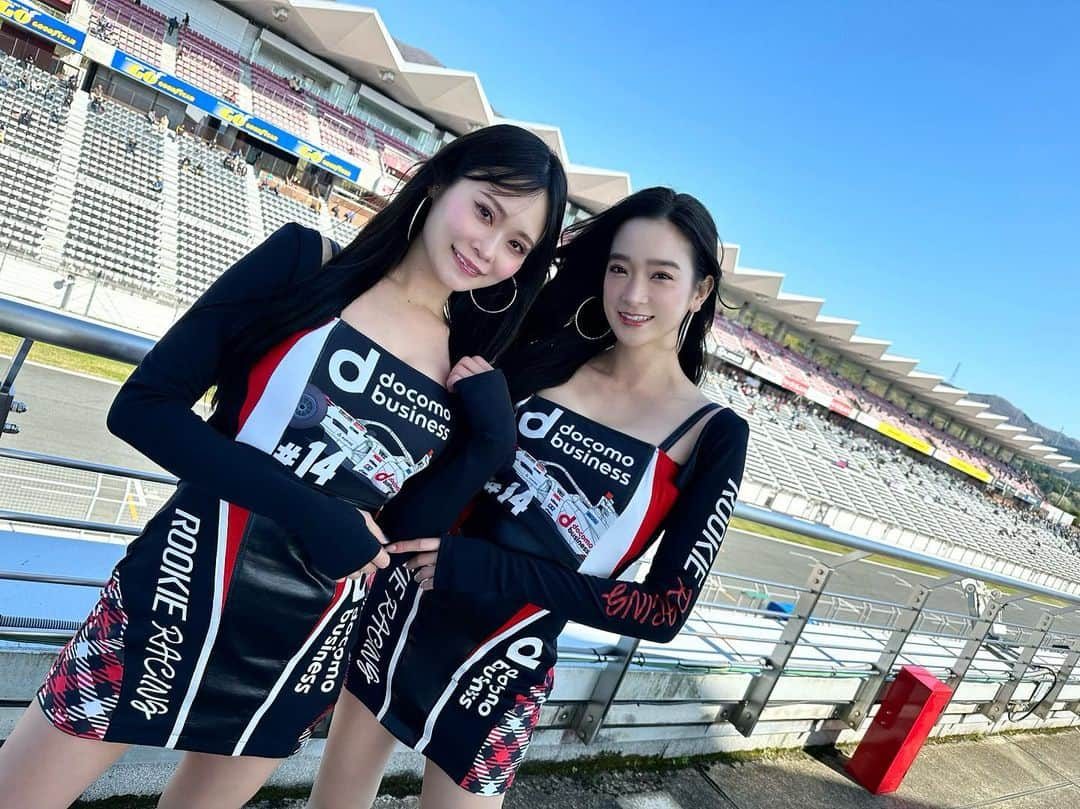 太田麻美のインスタグラム：「お早うございます♡ SUPER FORMULA Rd,7茂木 予選日🏎️ 10:50〜ルーキーブースにてサイン会です📝  本日も14号車docomo business ROOKIEの応援宜しくお願いします❤️🖤  #superformula #sf #rookieracing #racequeen #rq #toyota #スーパーフォーミュラ #ルーキーレーシング #ルーキープリティ #トヨタ #ガズーレディ」