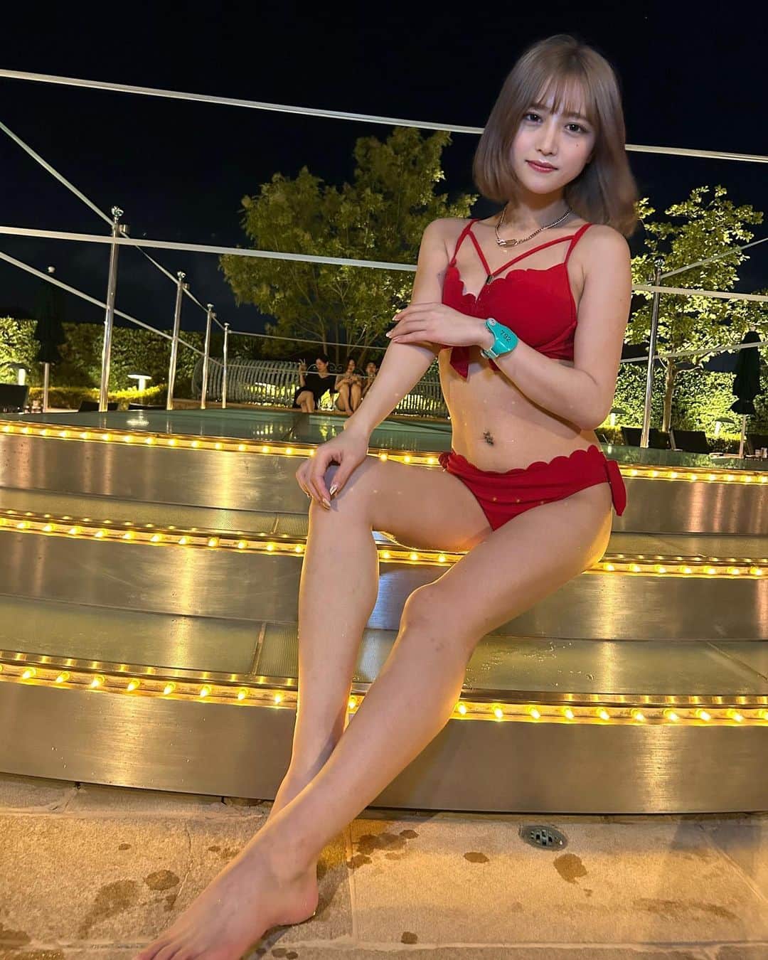 まなのインスタグラム：「綺麗に撮ってもらった☺️  #ナイトプール#プール#ホテルイースト21東京  #bikini #model #東京観光 #귀여운 #귀여운강아지 #泳装」