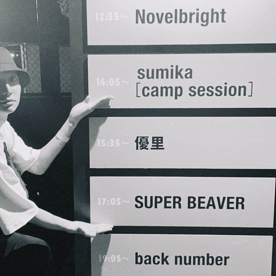のインスタグラム：「. SUPER BEAVERの代役にsumika   『伝言歌』の間奏で『青い春』  ビーバーTのファン感涙  愛ですね〜  会場がひとつになった瞬間でした！」